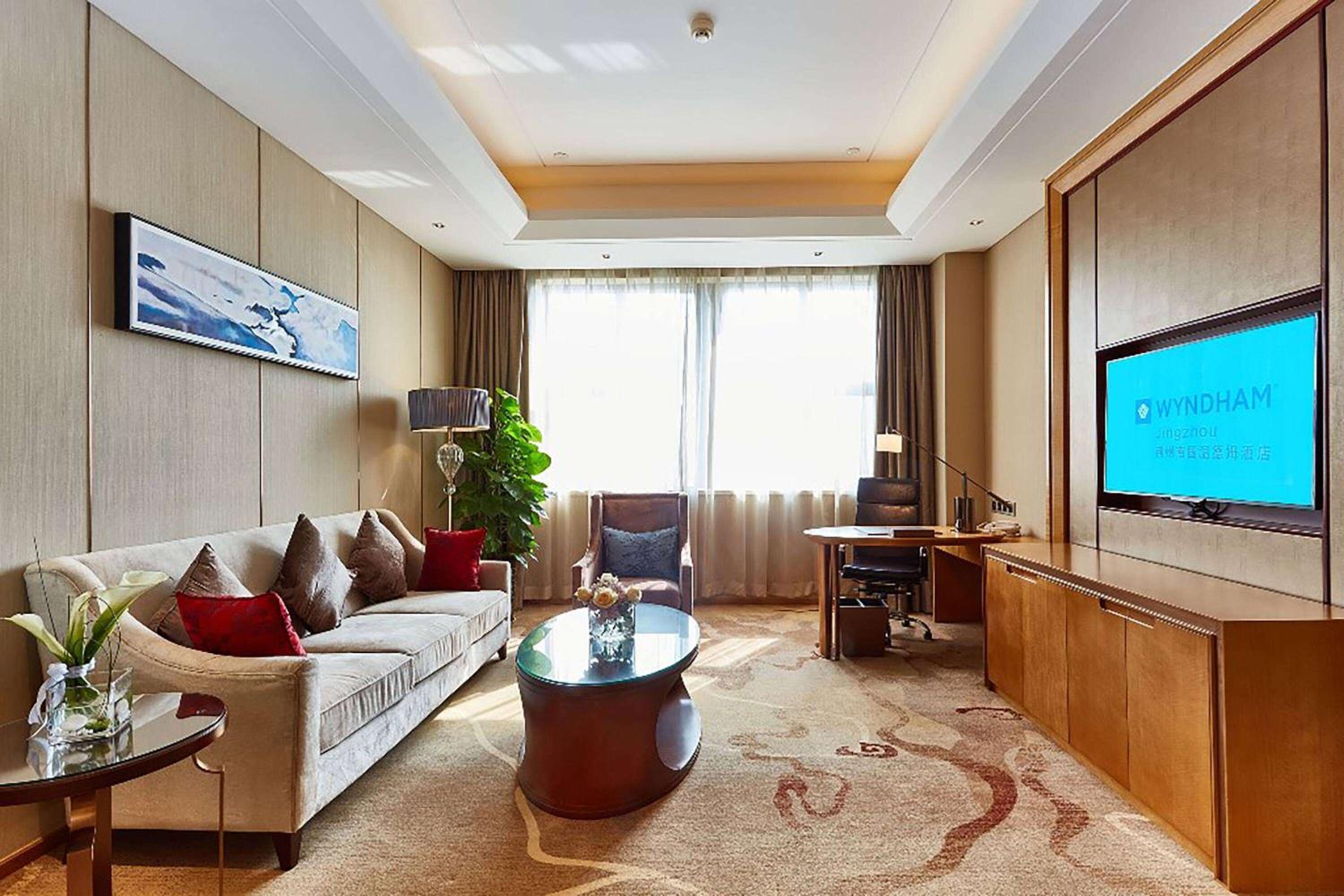 King Suite - Non-Smoking photo 2