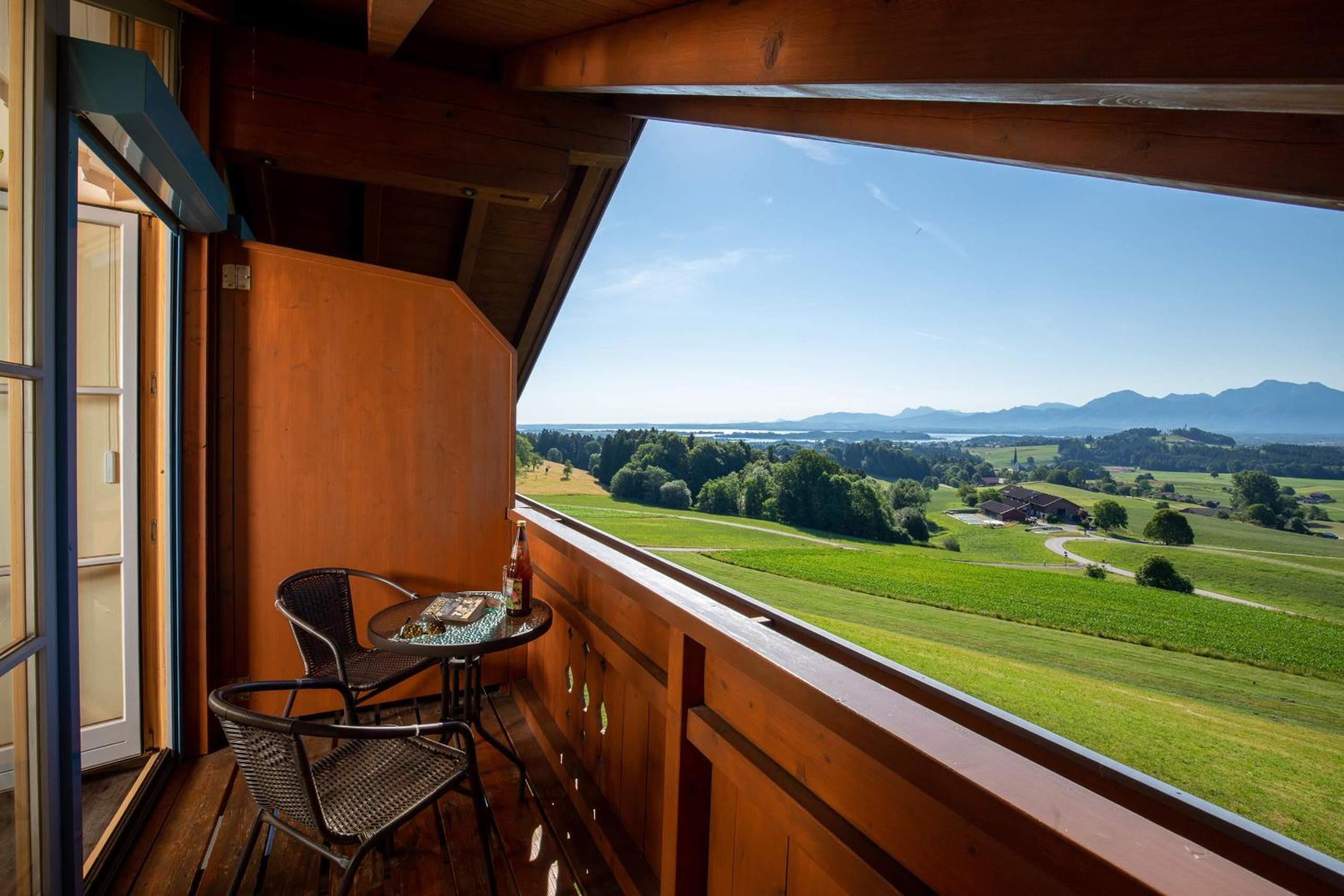 Apartment with Mountain View