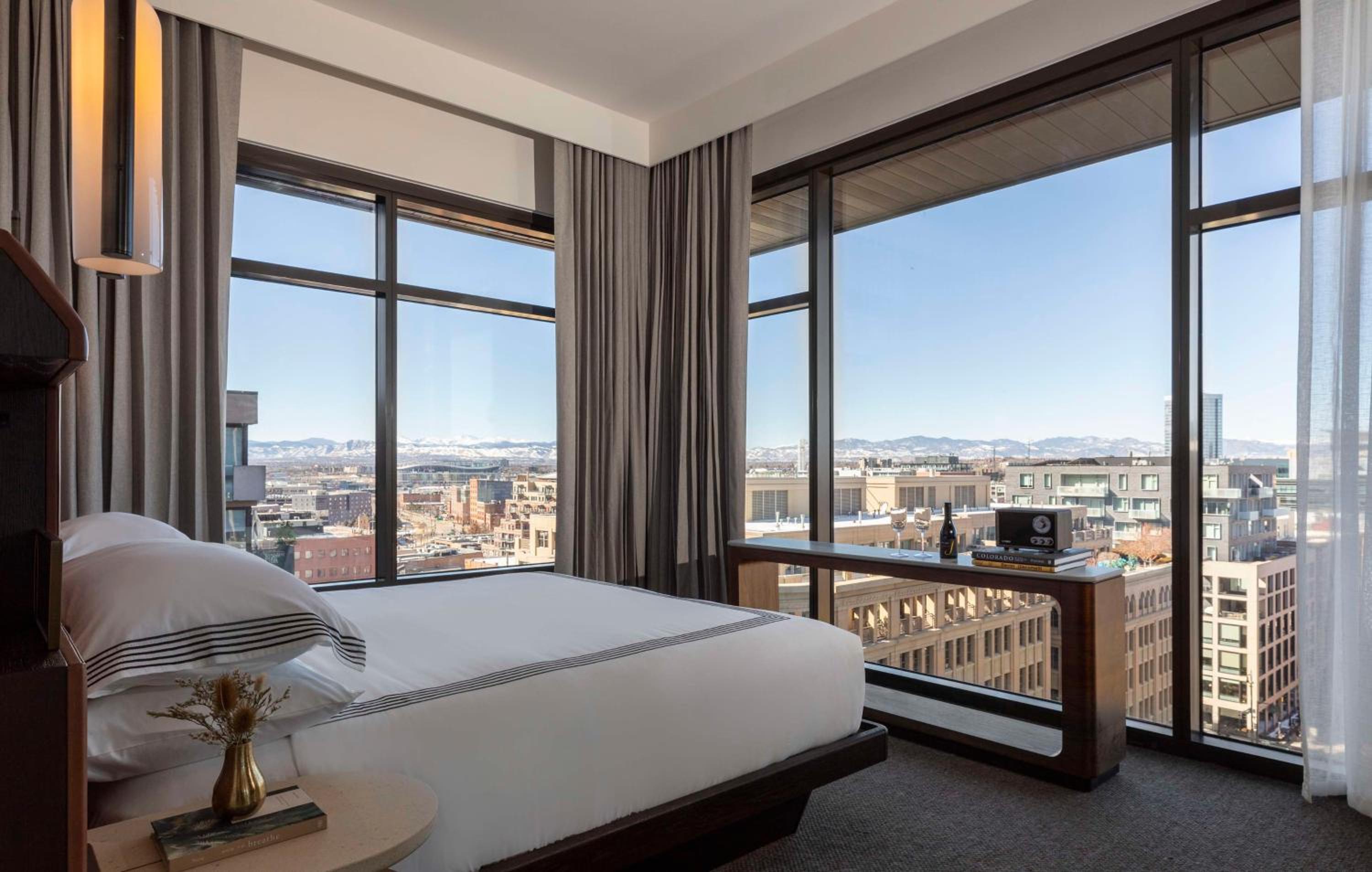 Corner King Room With Balcony - Photo 2