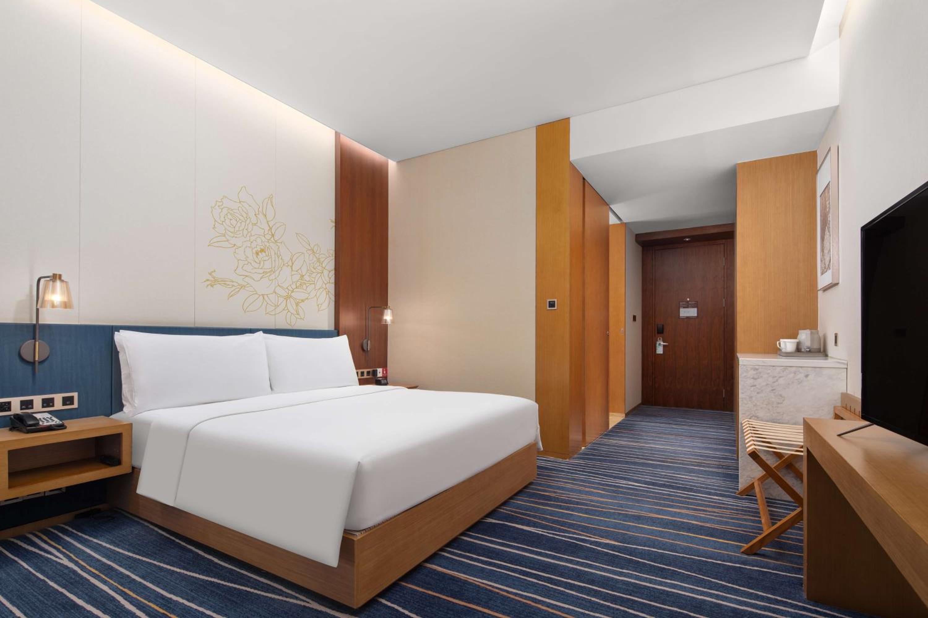 Deluxe King Room - Photo 1