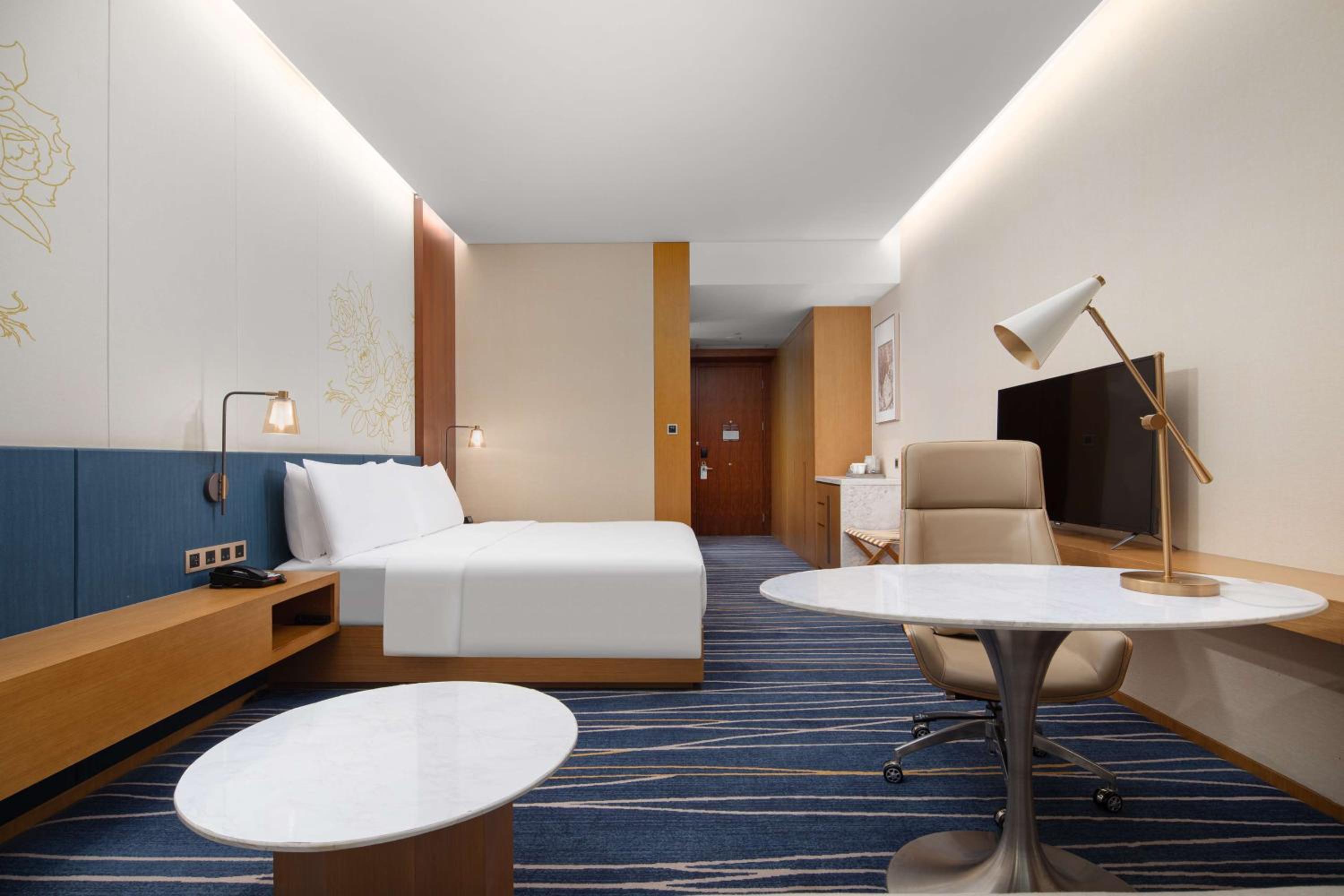 Deluxe King Room - Photo 7