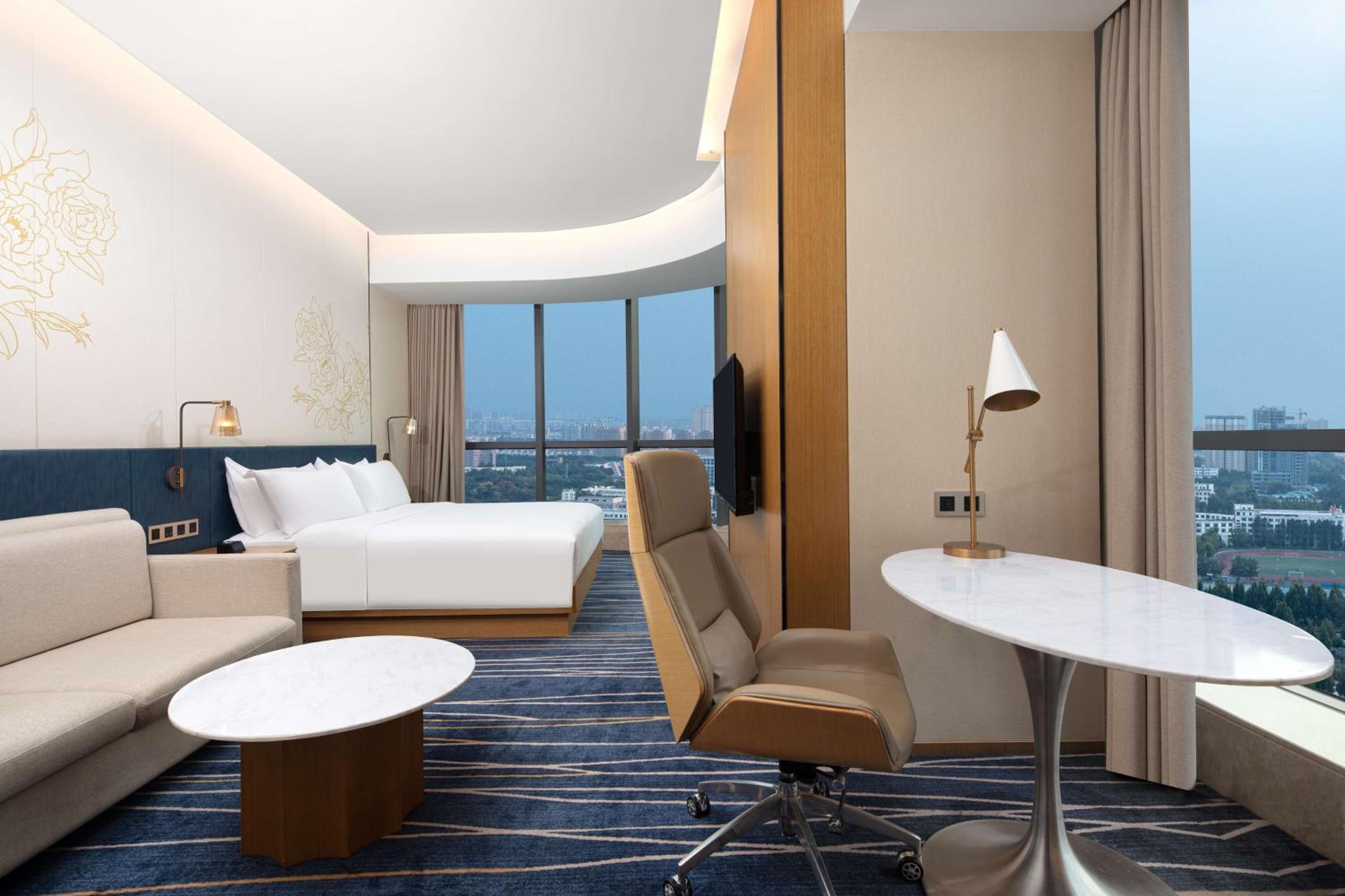 Premium King Room - Photo 2