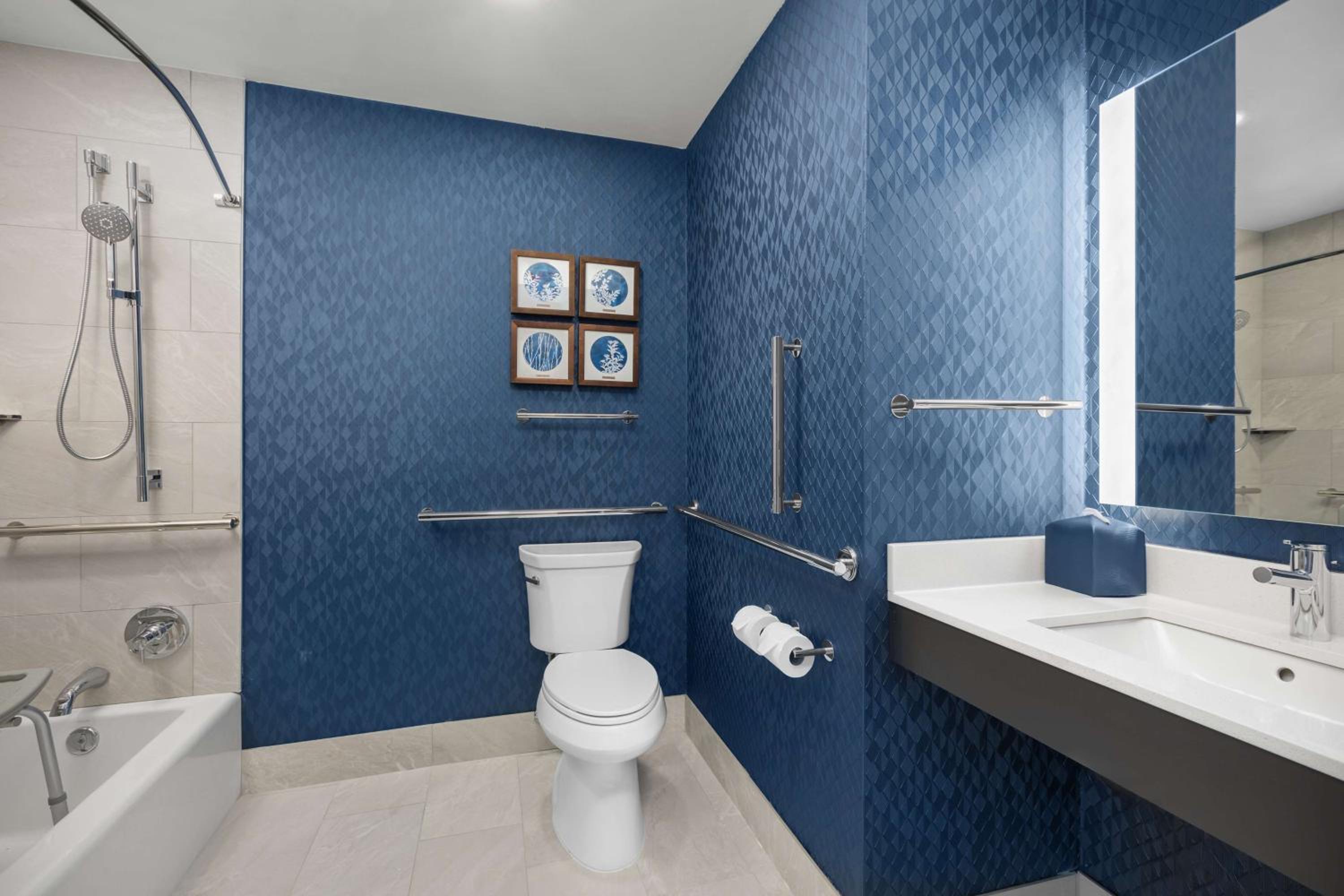 King Room with Bath Tub - Mobility and Hearing Access/Non-Smoking - Photo 3