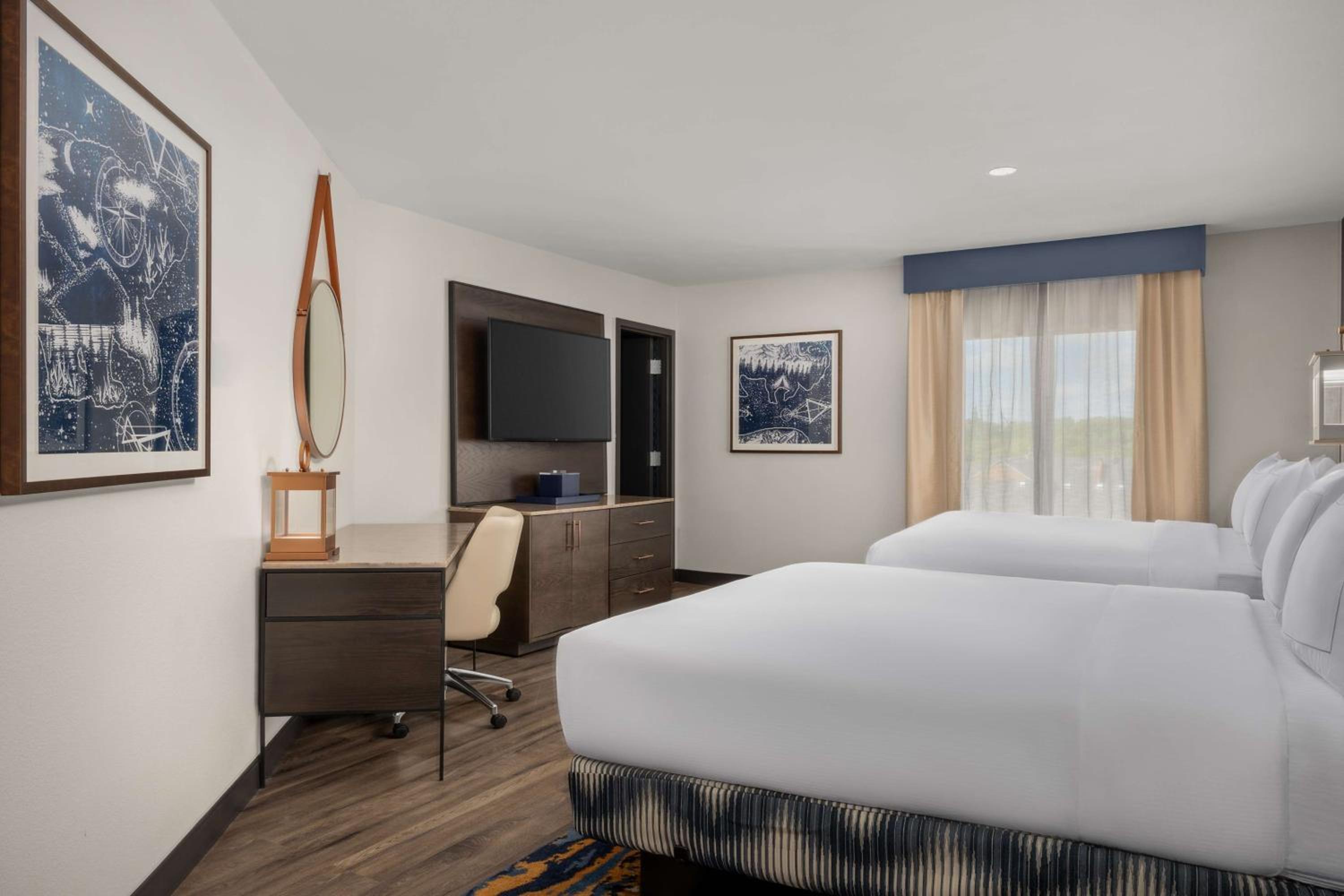 Queen Room with Two Queen Beds - Photo 6