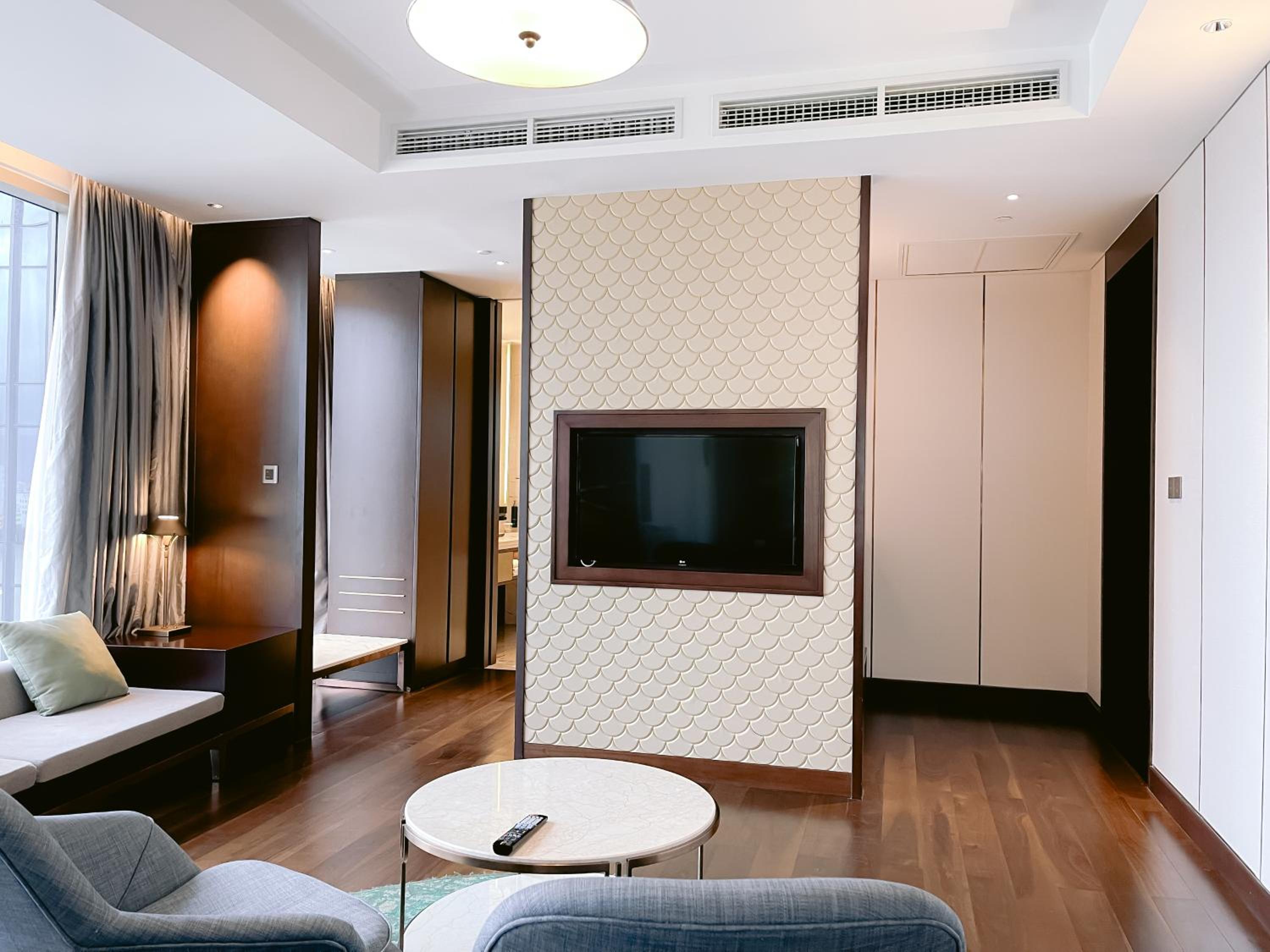 One-Bedroom King Suite with River View photo 2