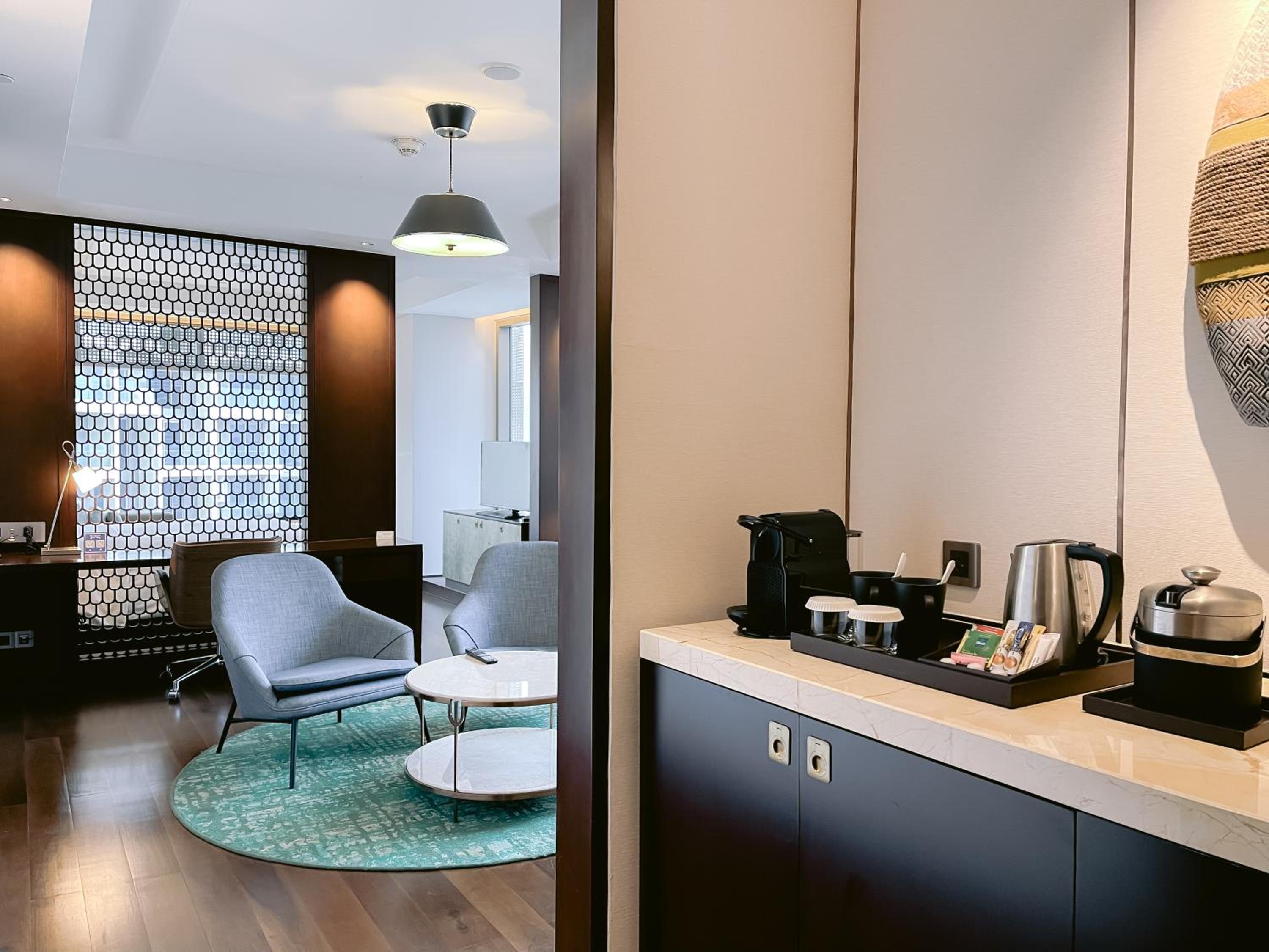 One-Bedroom King Suite with City View photo 2