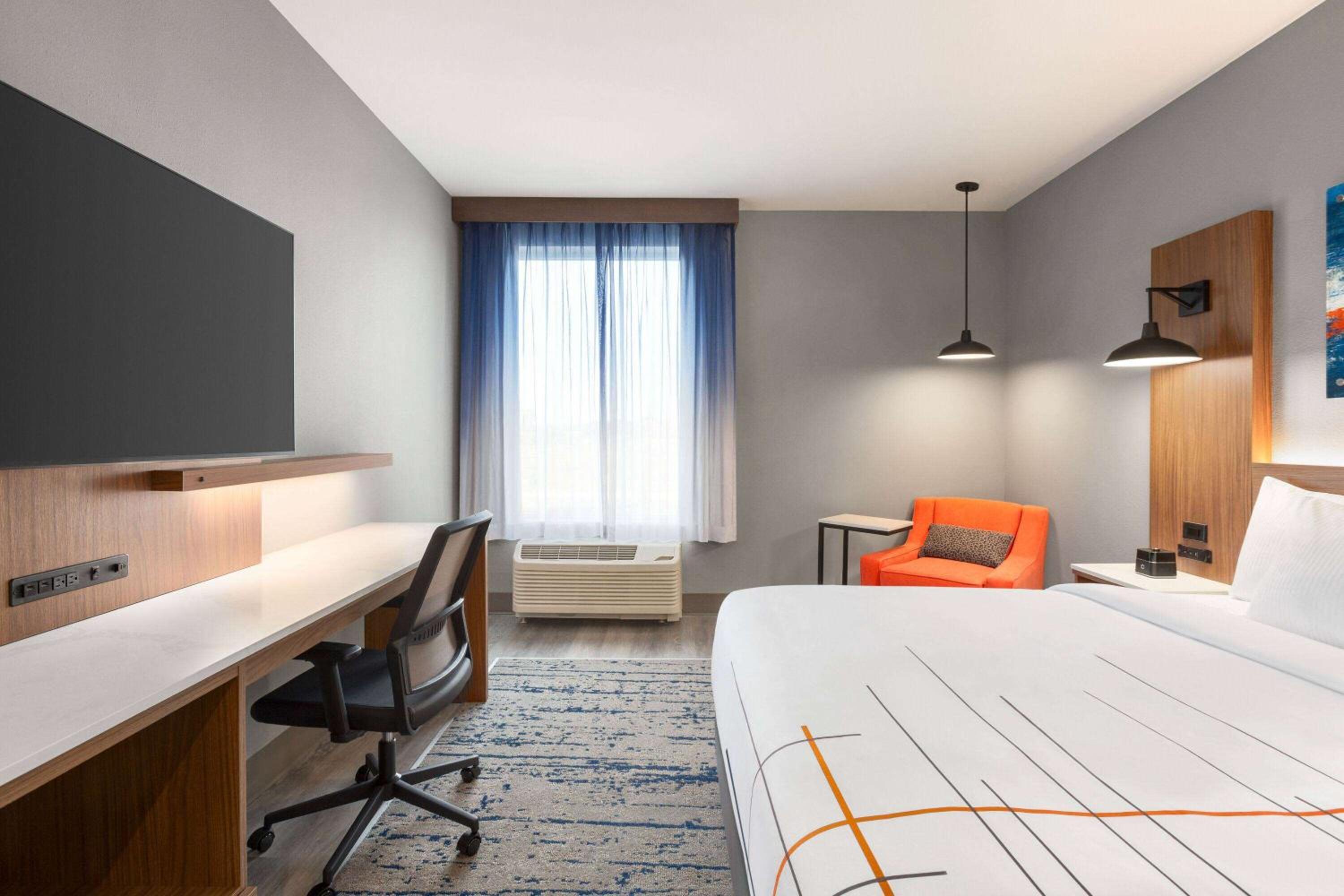 King Room with One King Bed and Roll-in Shower - Mobility and Hearing Accessible/Non-Smoking - Photo 5