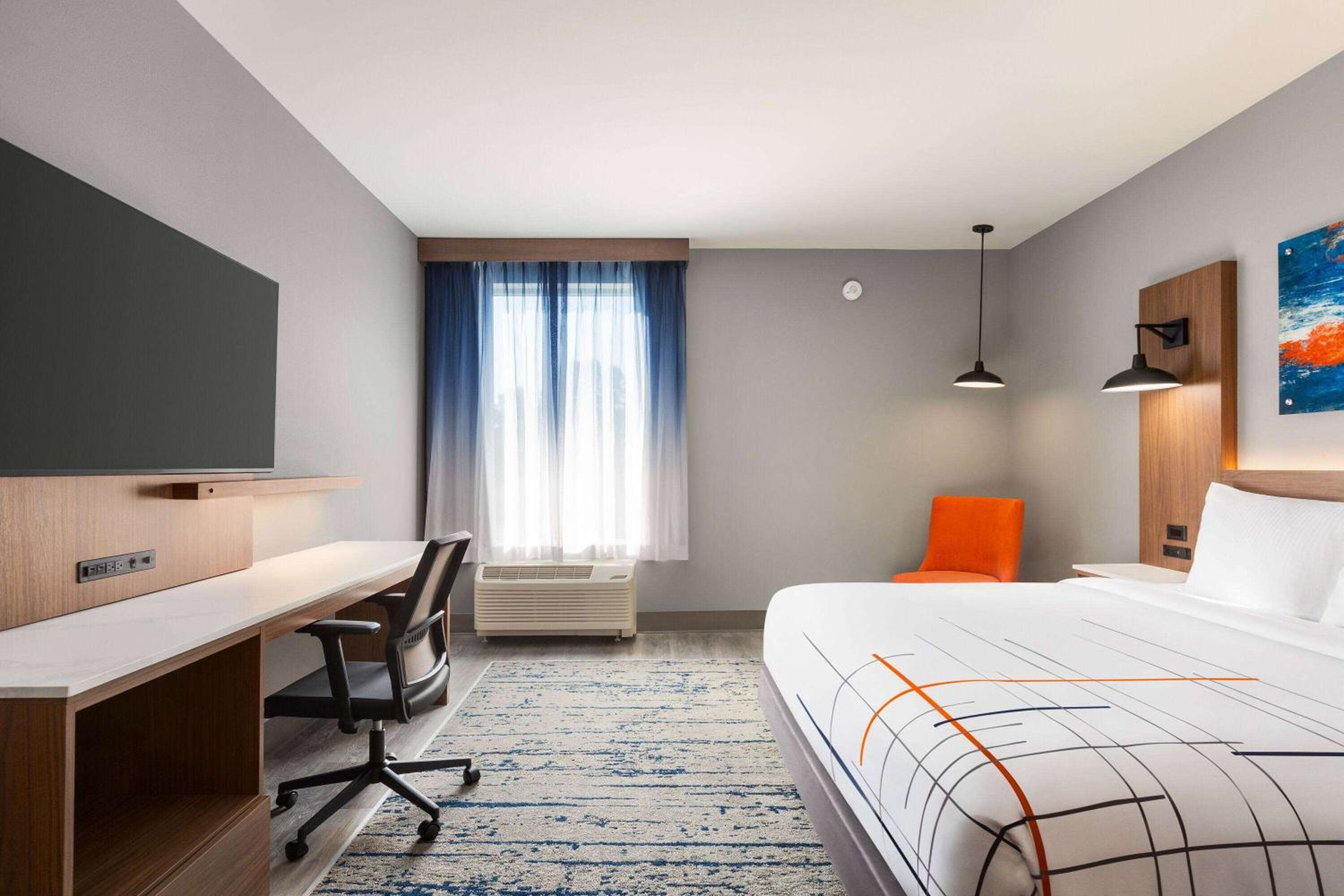King Room with One King Bed and Roll-in Shower - Mobility and Hearing Accessible/Non-Smoking - Photo 2