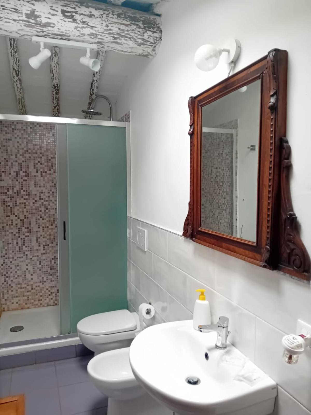 Economy Quadruple Room with Private Bathroom - Photo 3