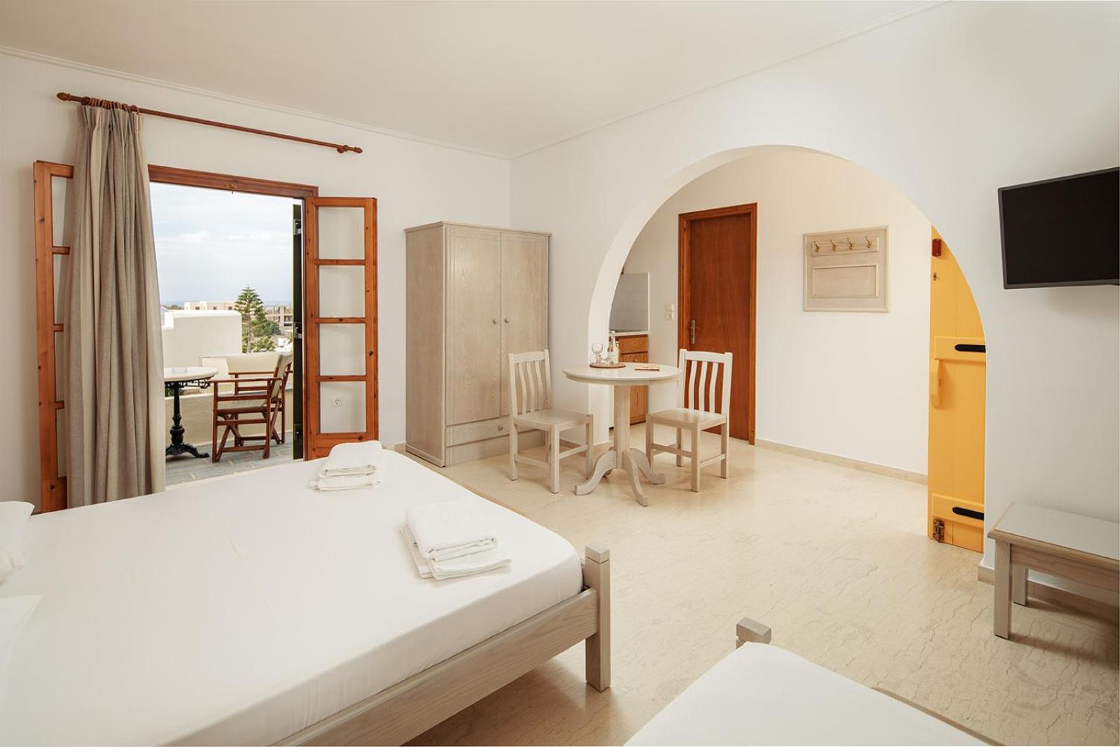 Studio with Balcony - Photo 3