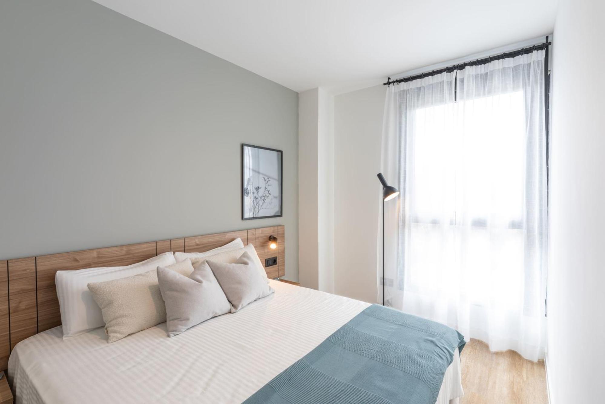 One-bedroom apartment with a partially accessible bathroom photo 2