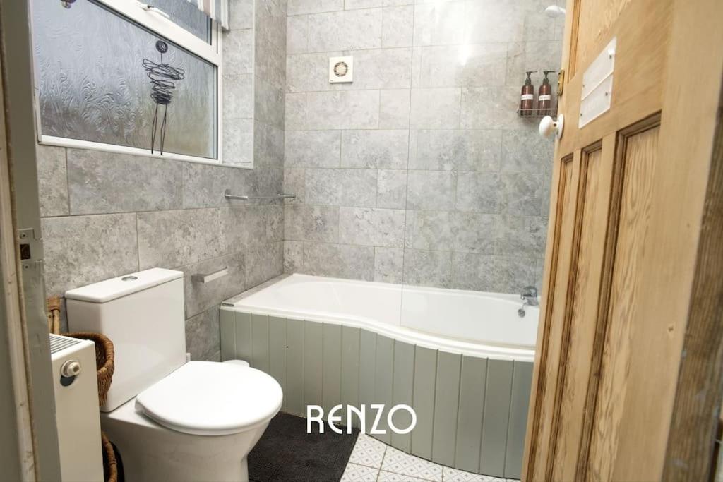 Three-Bedroom Apartment photo 3