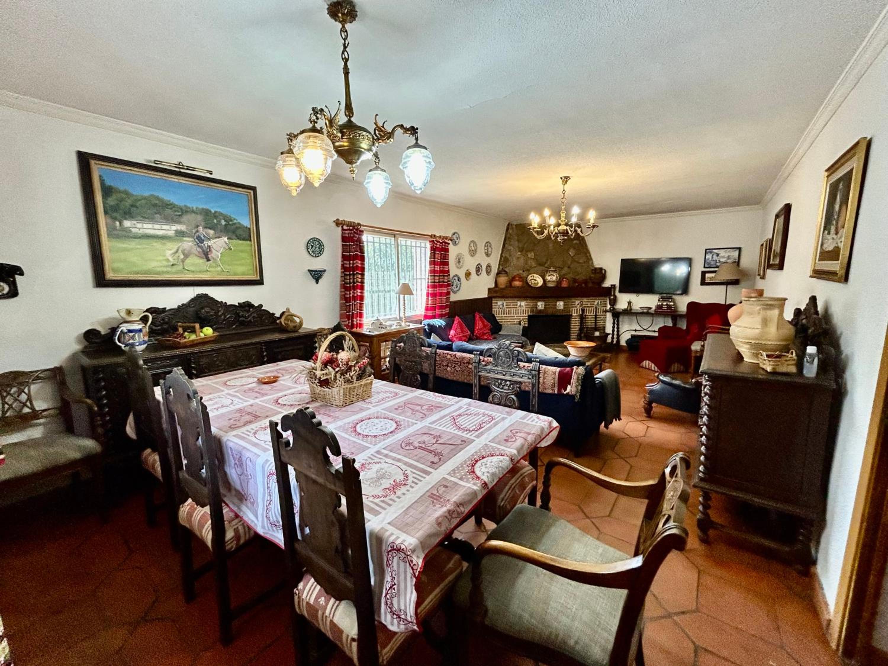 Five-Bedroom House photo 3