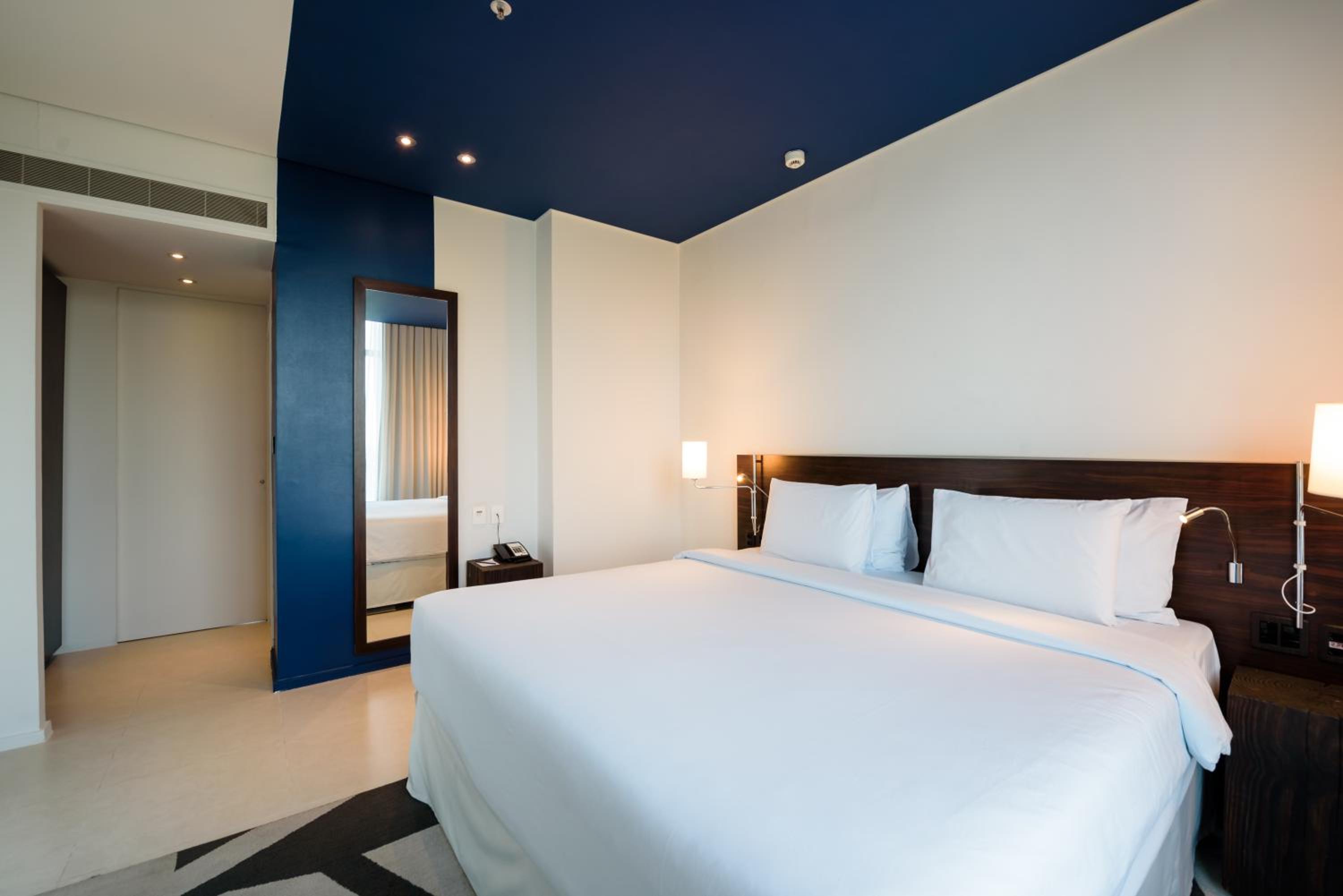 King Suite with Balcony thumbnail 6