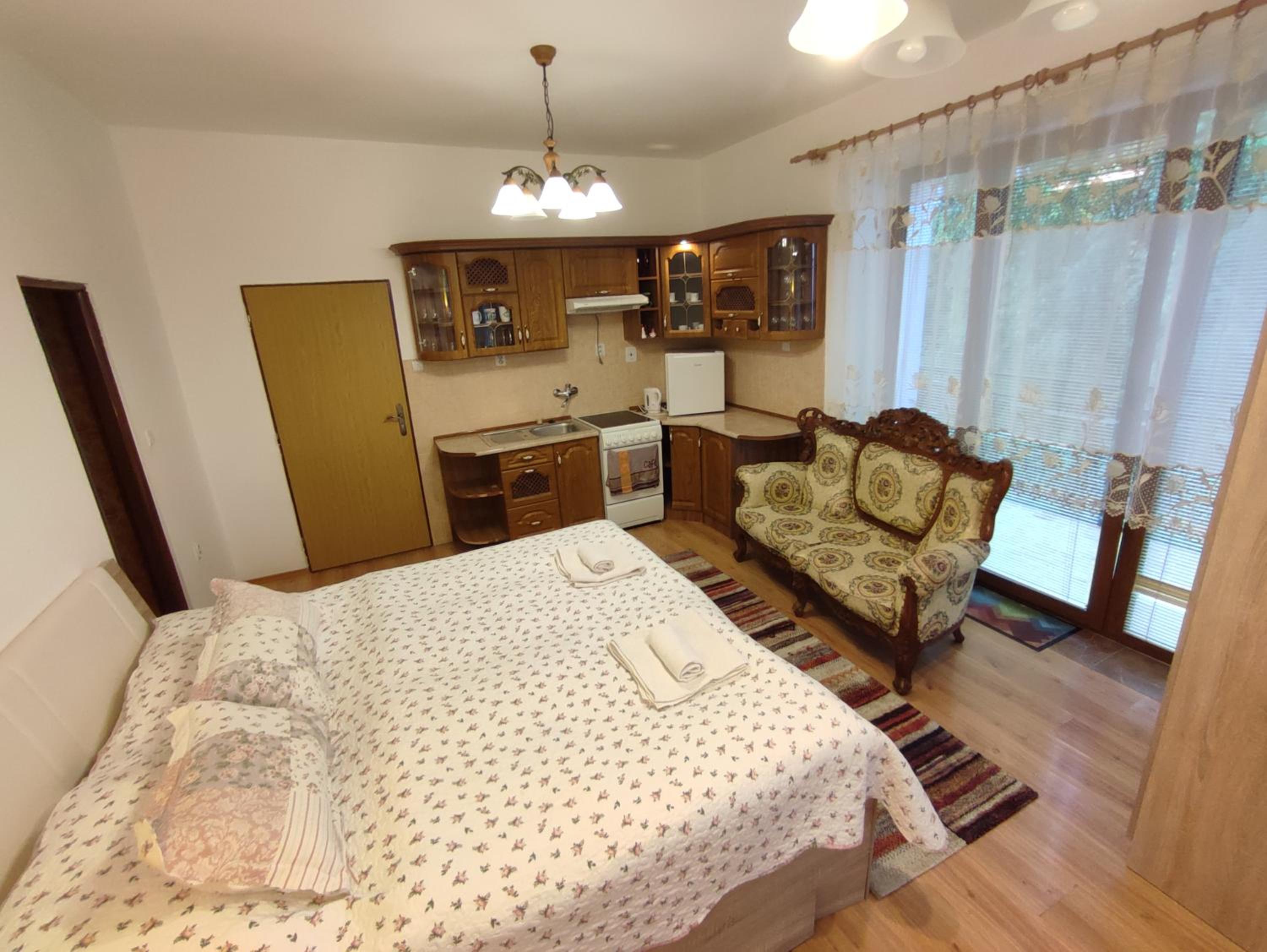 Apartment with Balcony - Photo 4