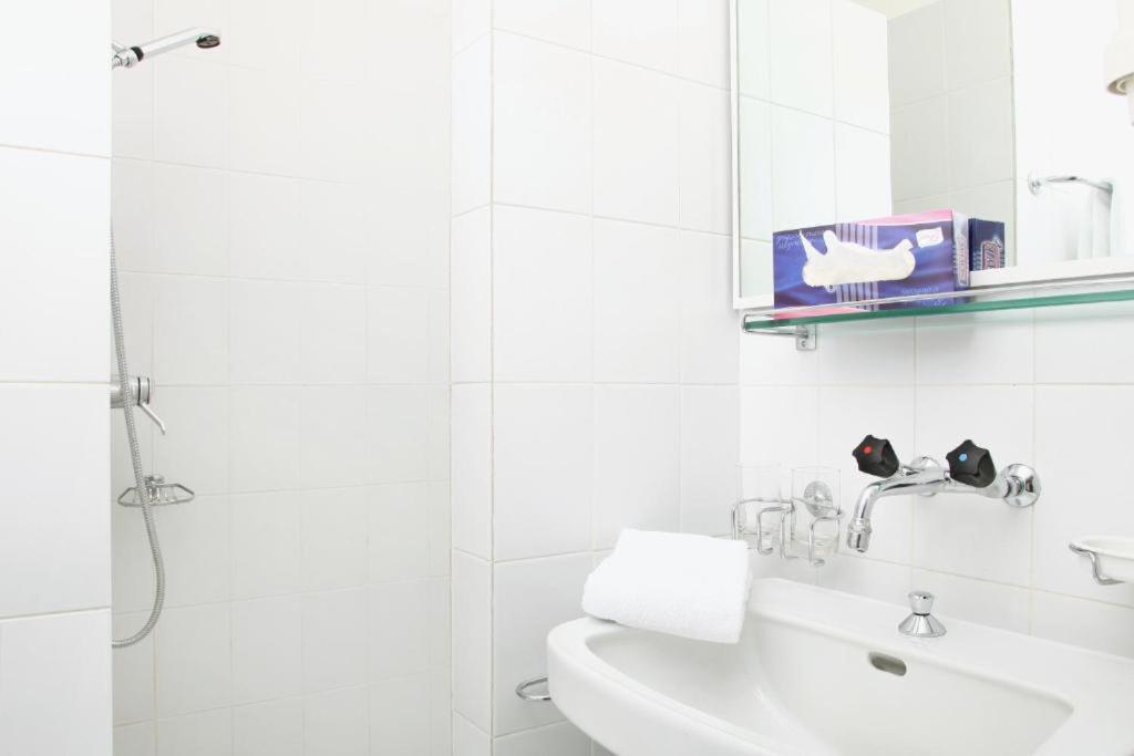 Double Room - Photo 5
