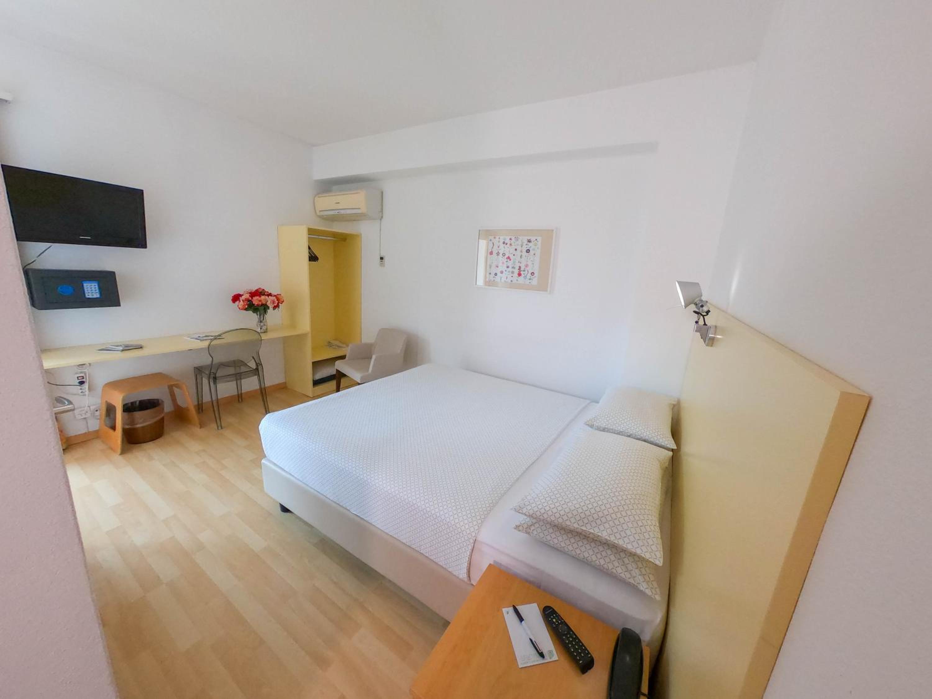 Double Room with Balcony - Photo 1