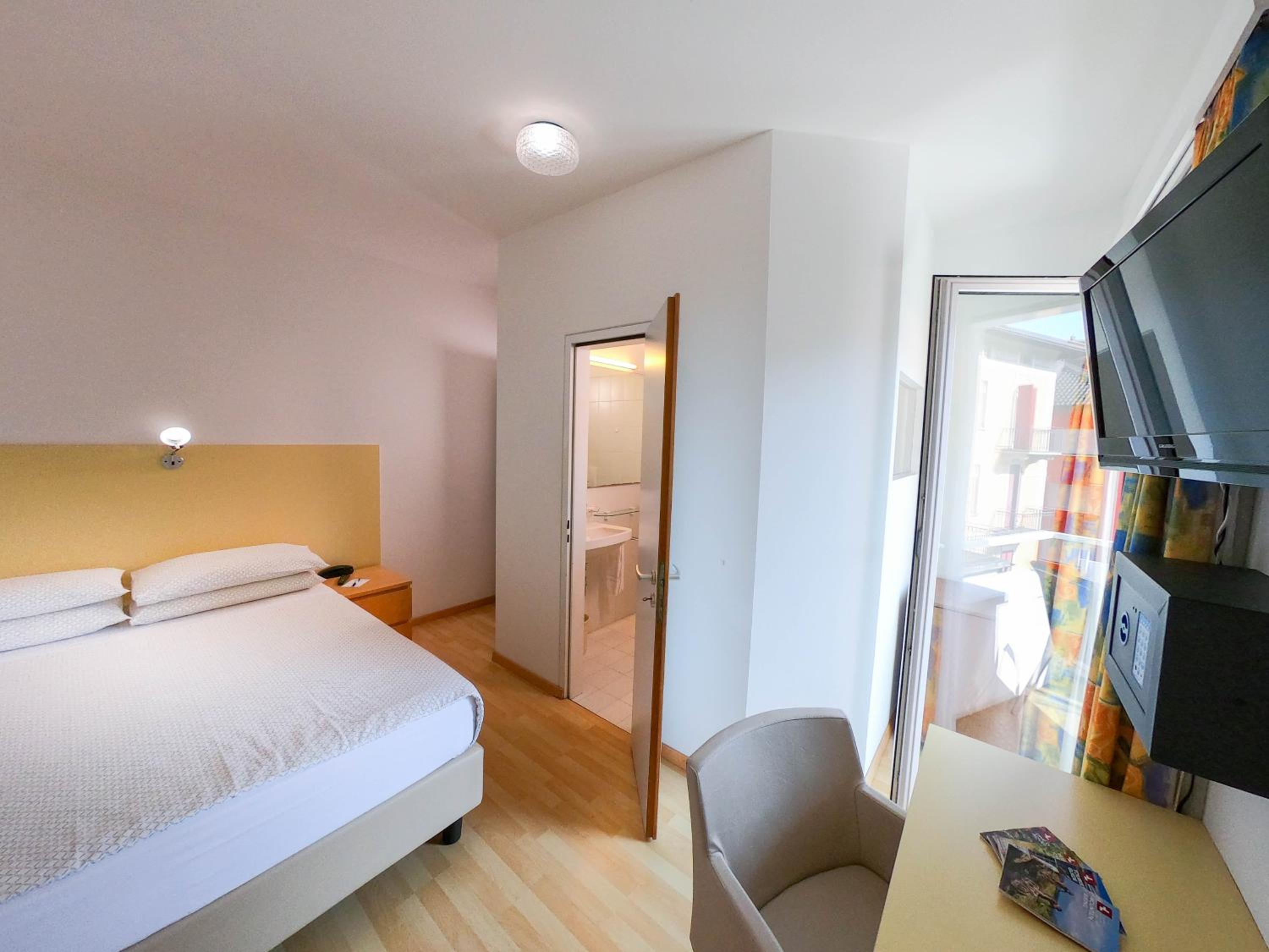 Double Room with Balcony - Photo 3
