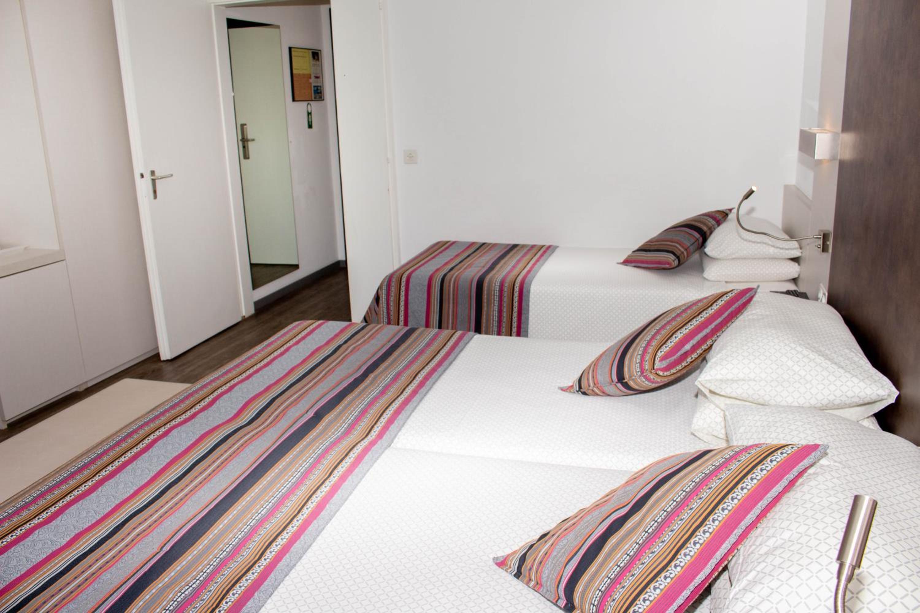 Triple Room with Balcony - Photo 6