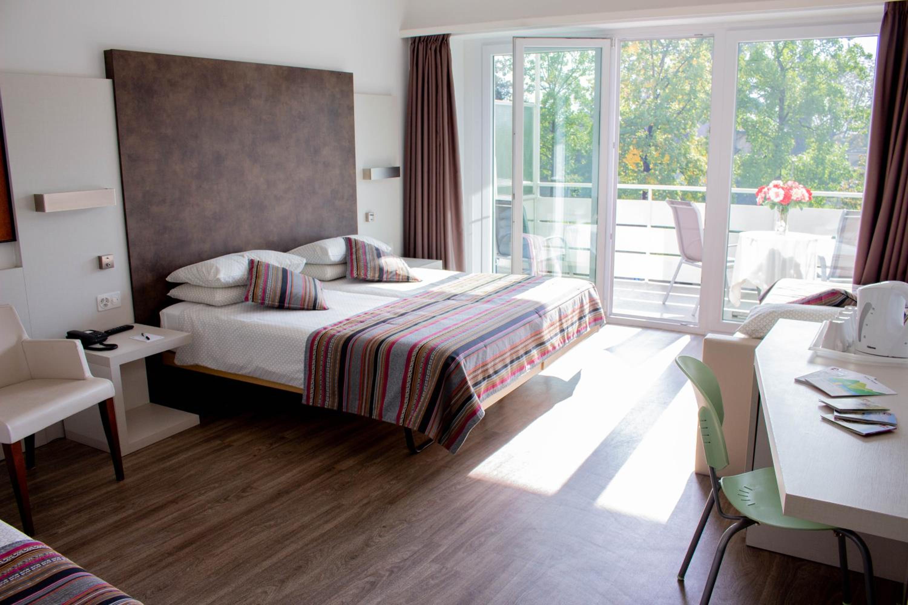 Quadruple Room with Balcony - Photo 6