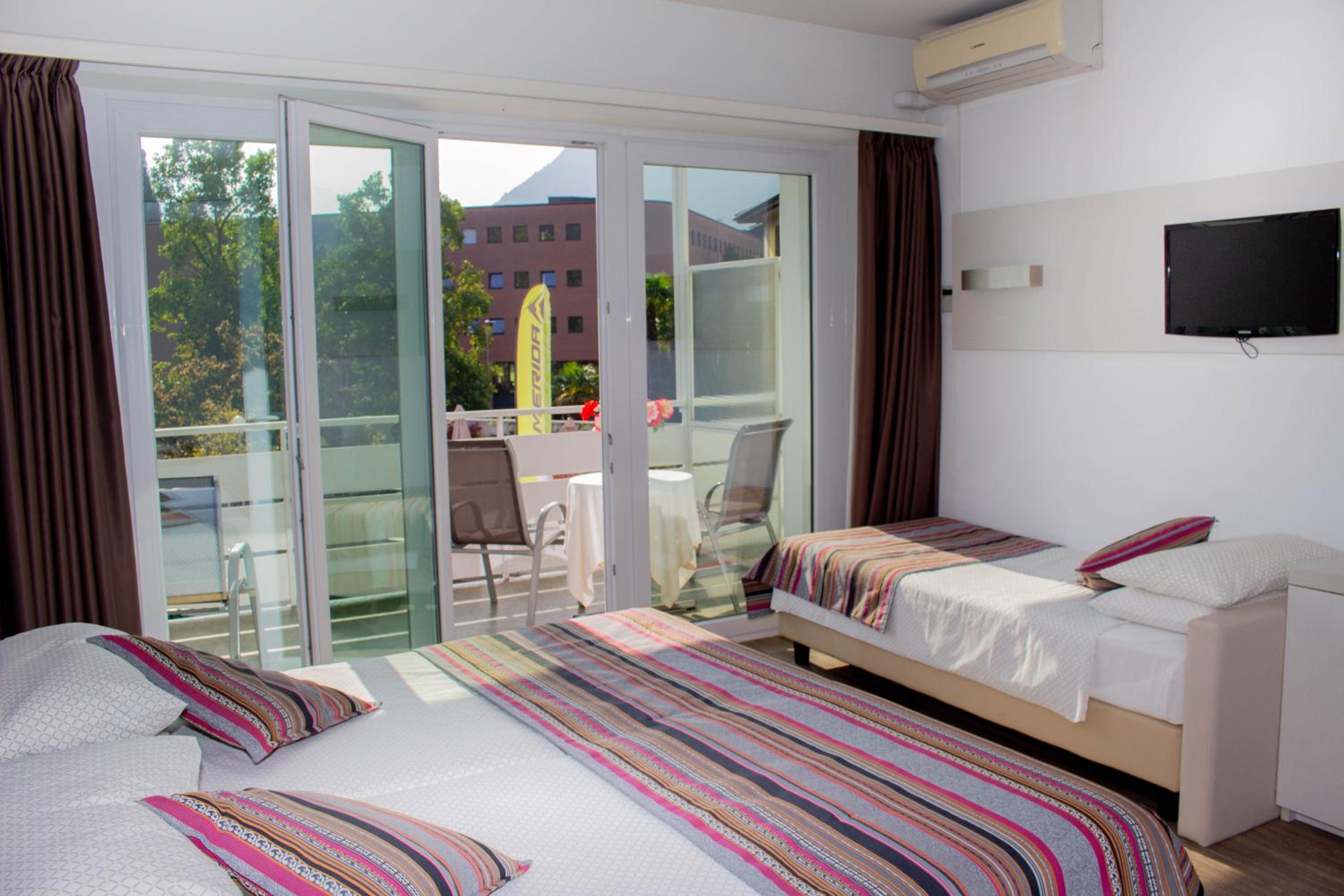 Quadruple Room with Balcony - Photo 3