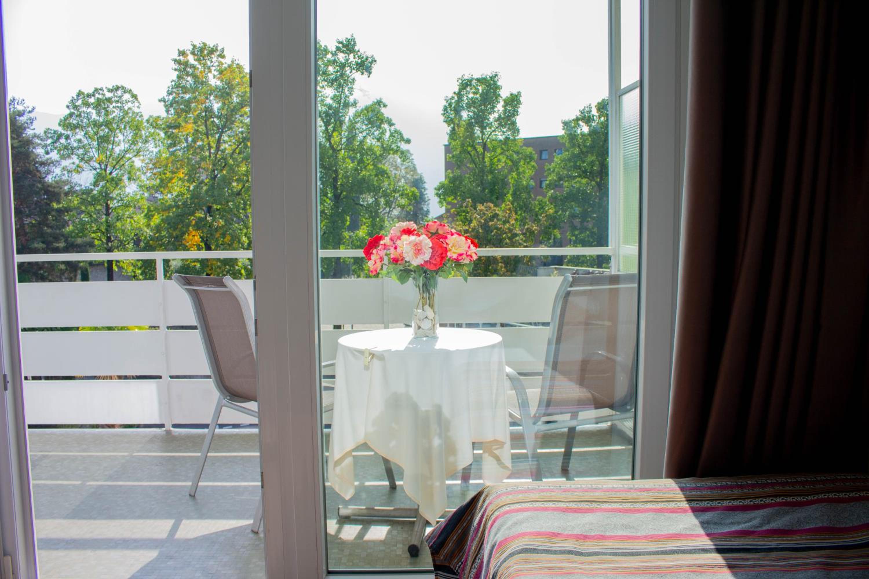 Quadruple Room with Balcony - Photo 4