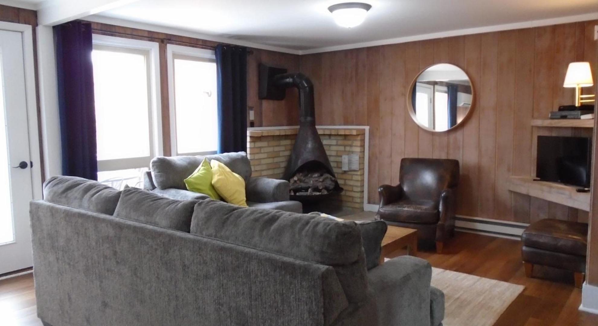 Three-Bedroom Apartment With View photo 2