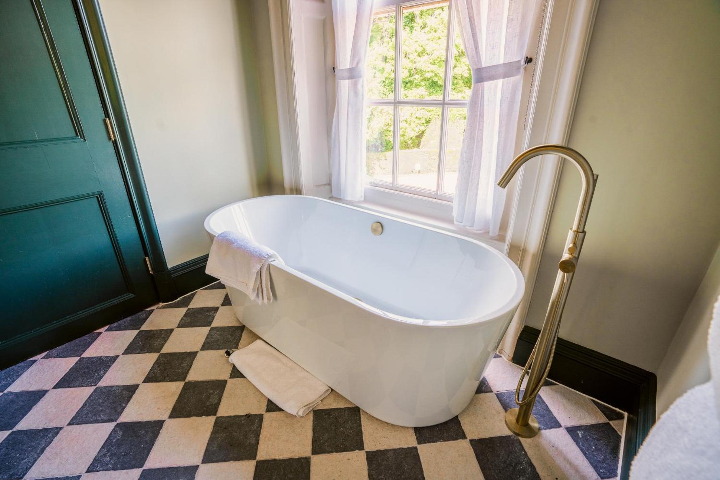 Executive Suite - Photo 6