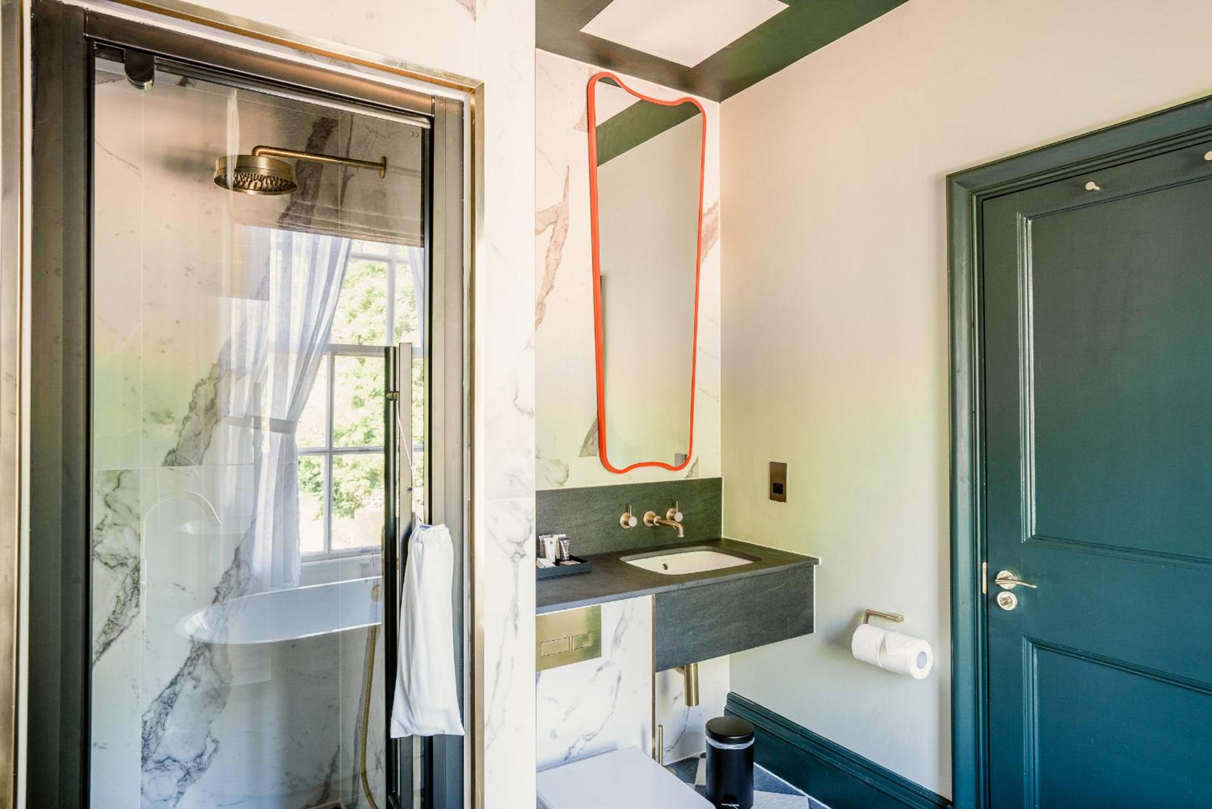 Executive Suite - Photo 7