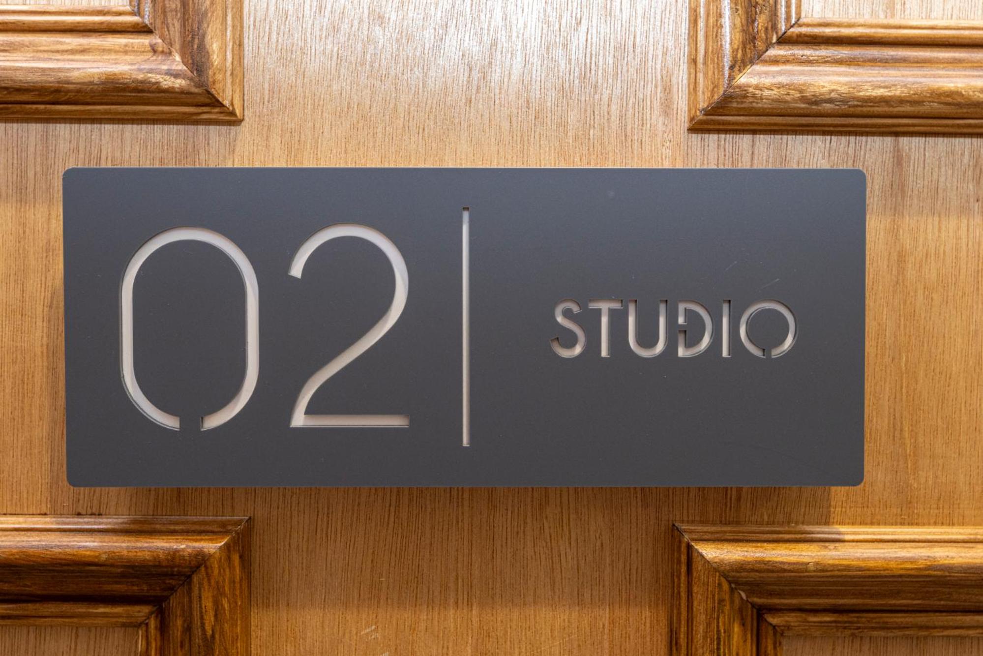Studio - Photo 8