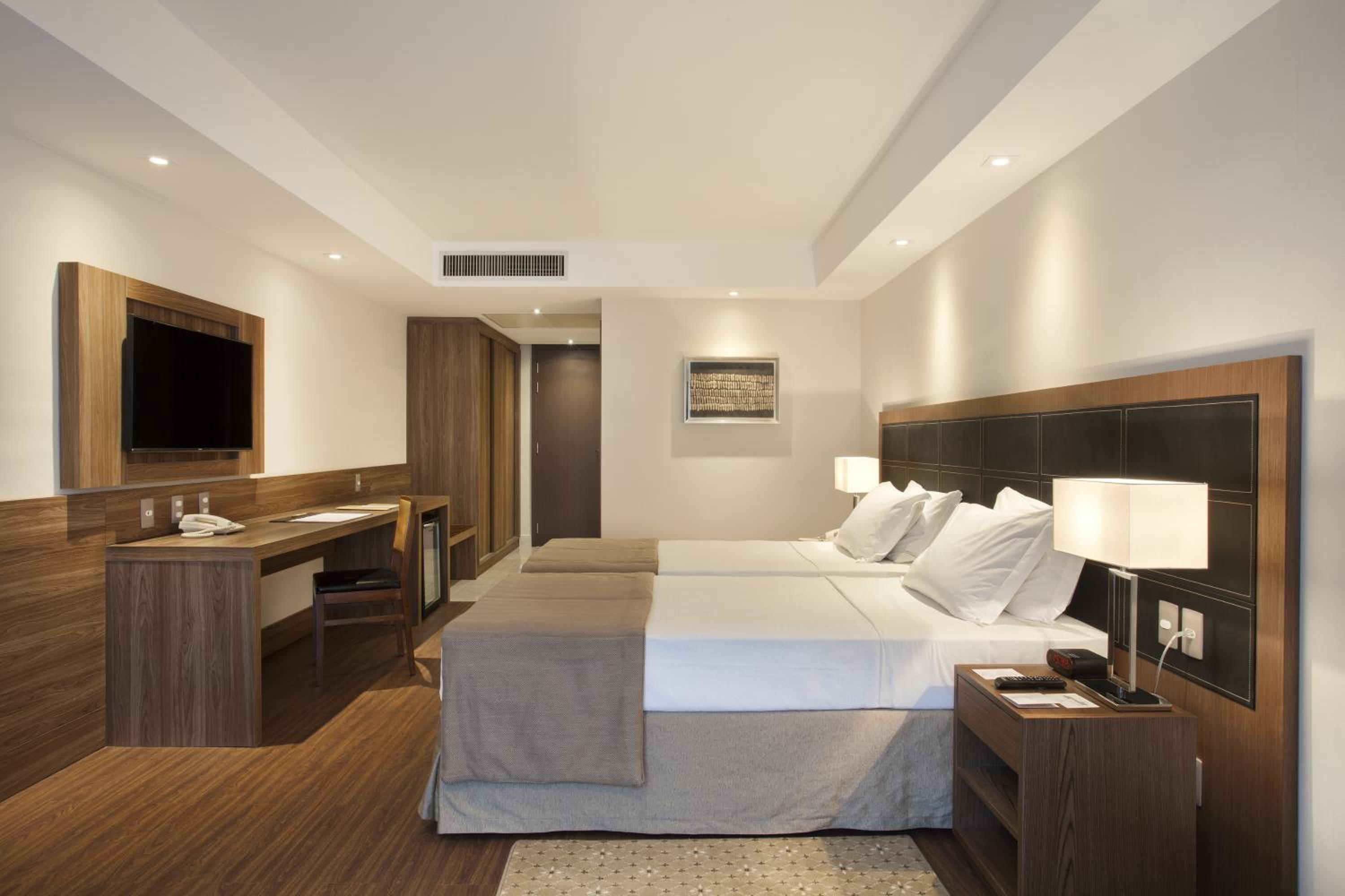 Superior Twin Room thumbnail 5