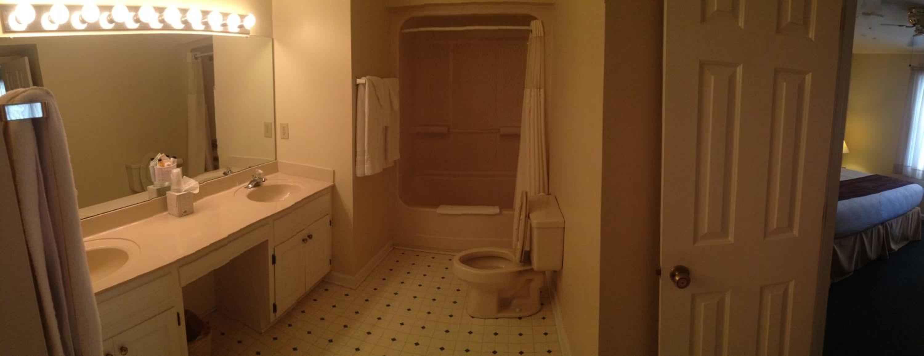 King Suite - Non-Smoking photo 3