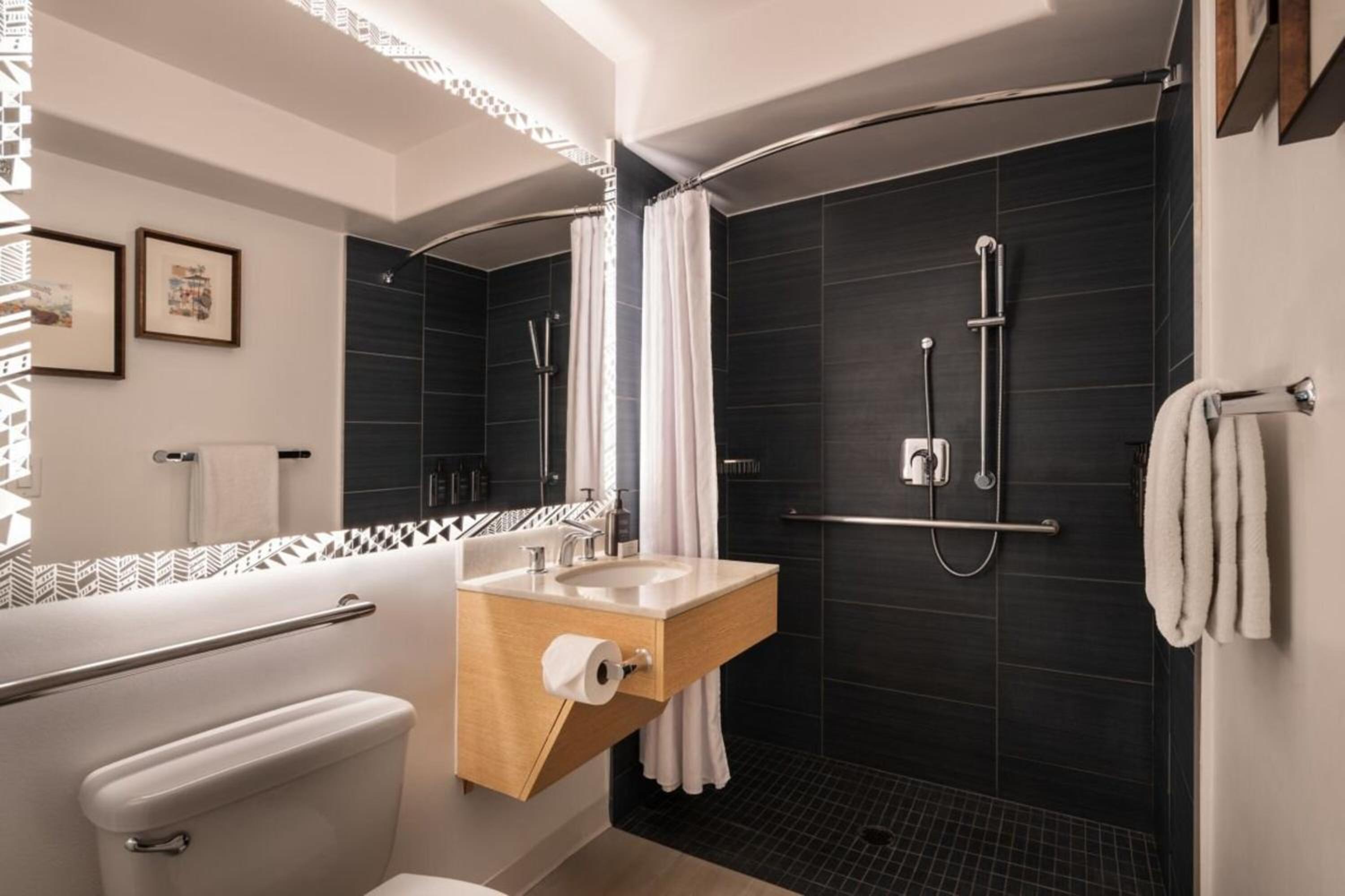 King Room with Pool View thumbnail 5