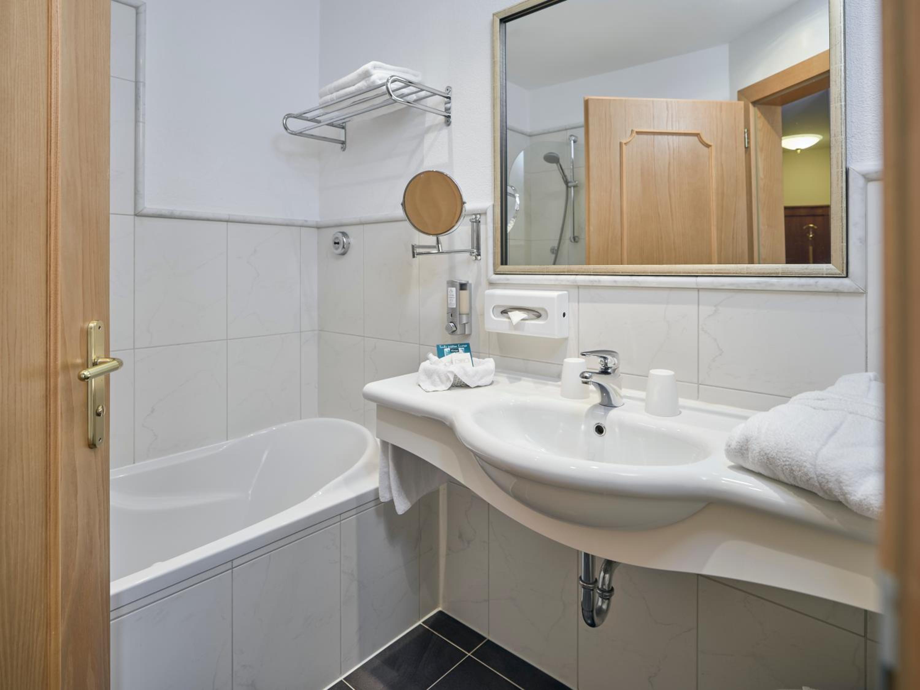 Double Room with Balcony - Photo 7