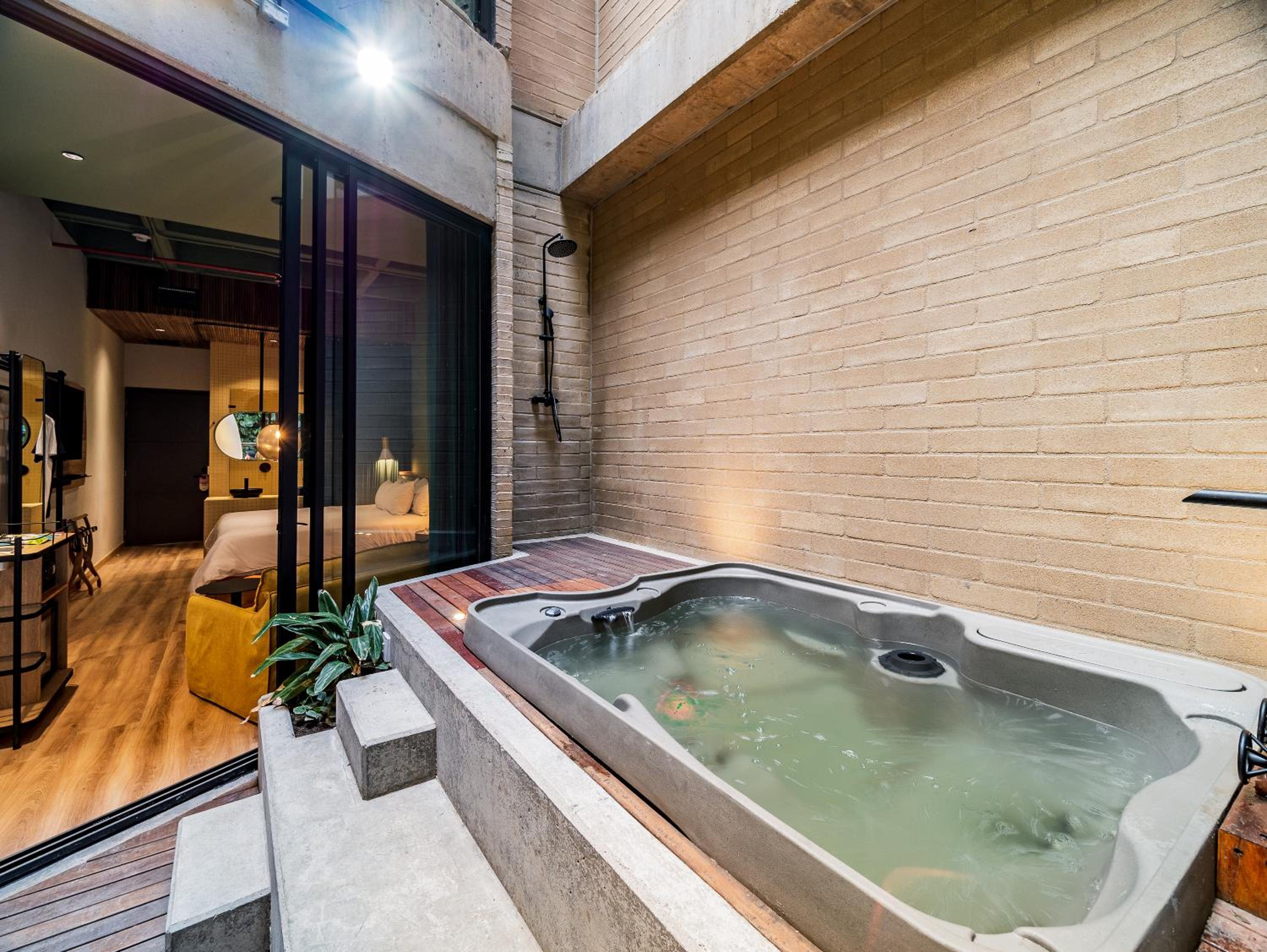 Master Suite with Jacuzzi 1 King Bed