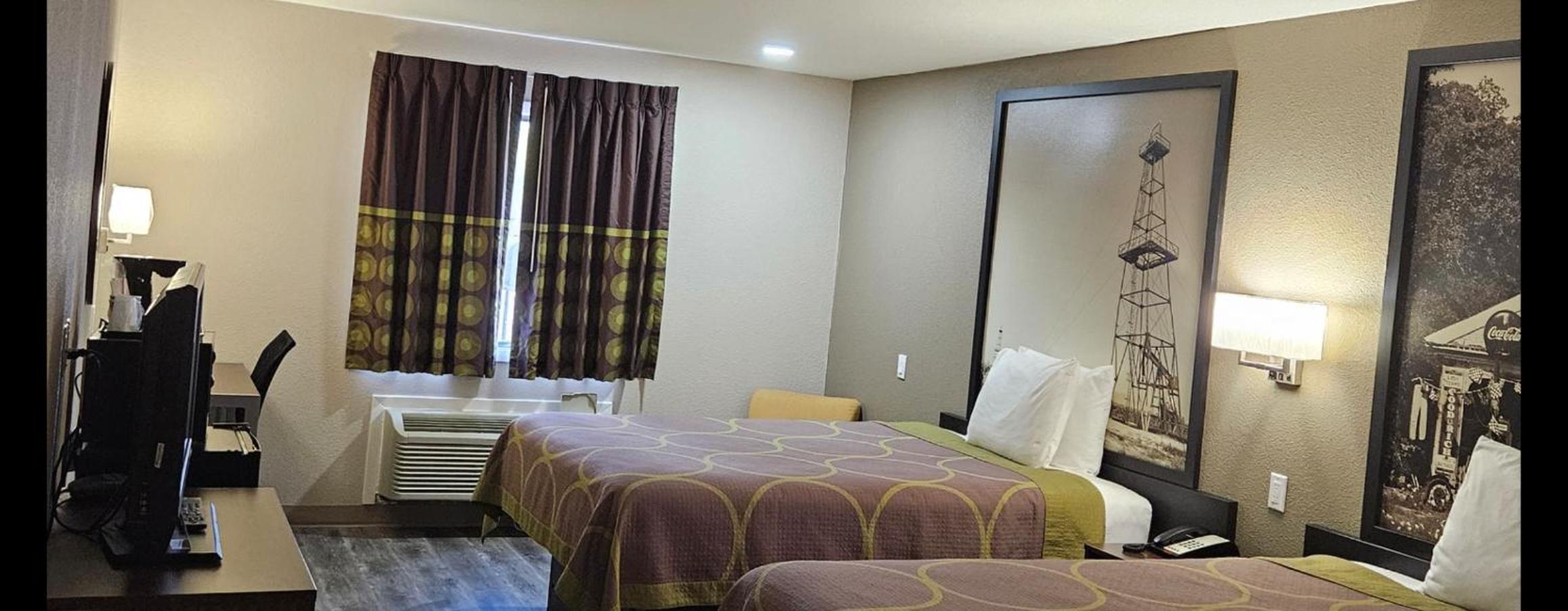 Queen Room with Two Queen Beds - Non-Smoking - Photo 5