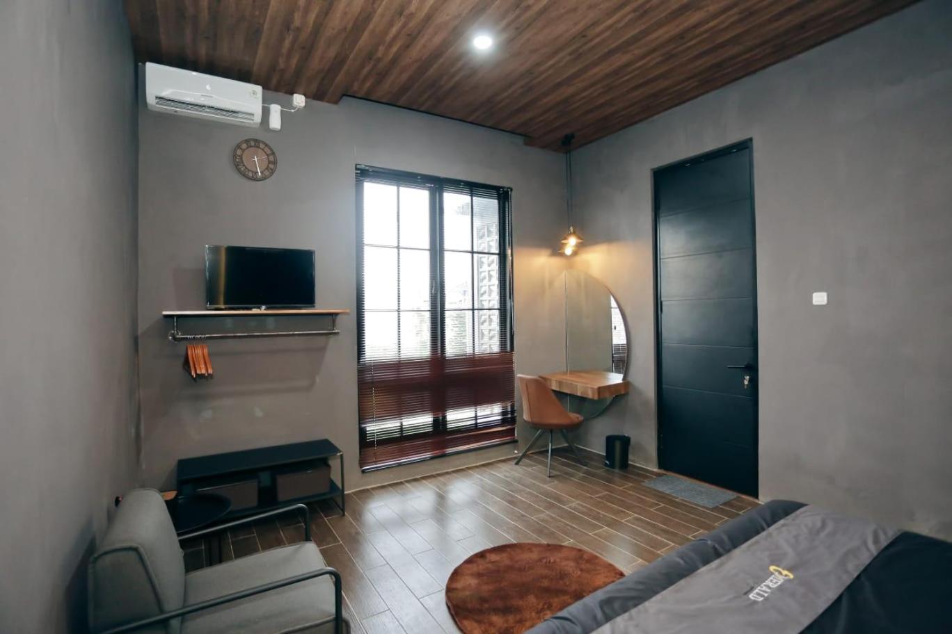 Family Room With Balcony photo 1