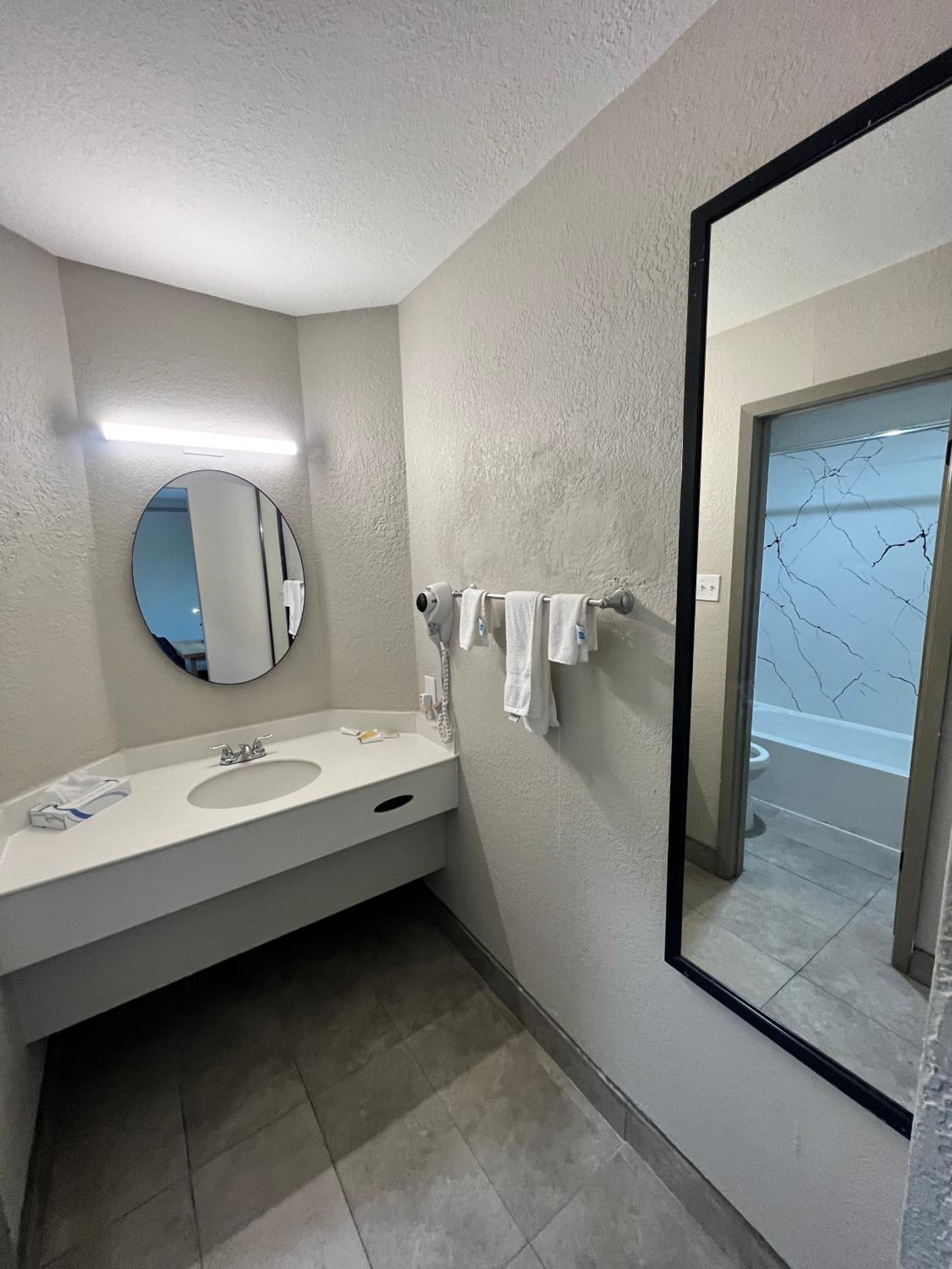 Double Room with Two Double Beds - Non-Smoking - Photo 3