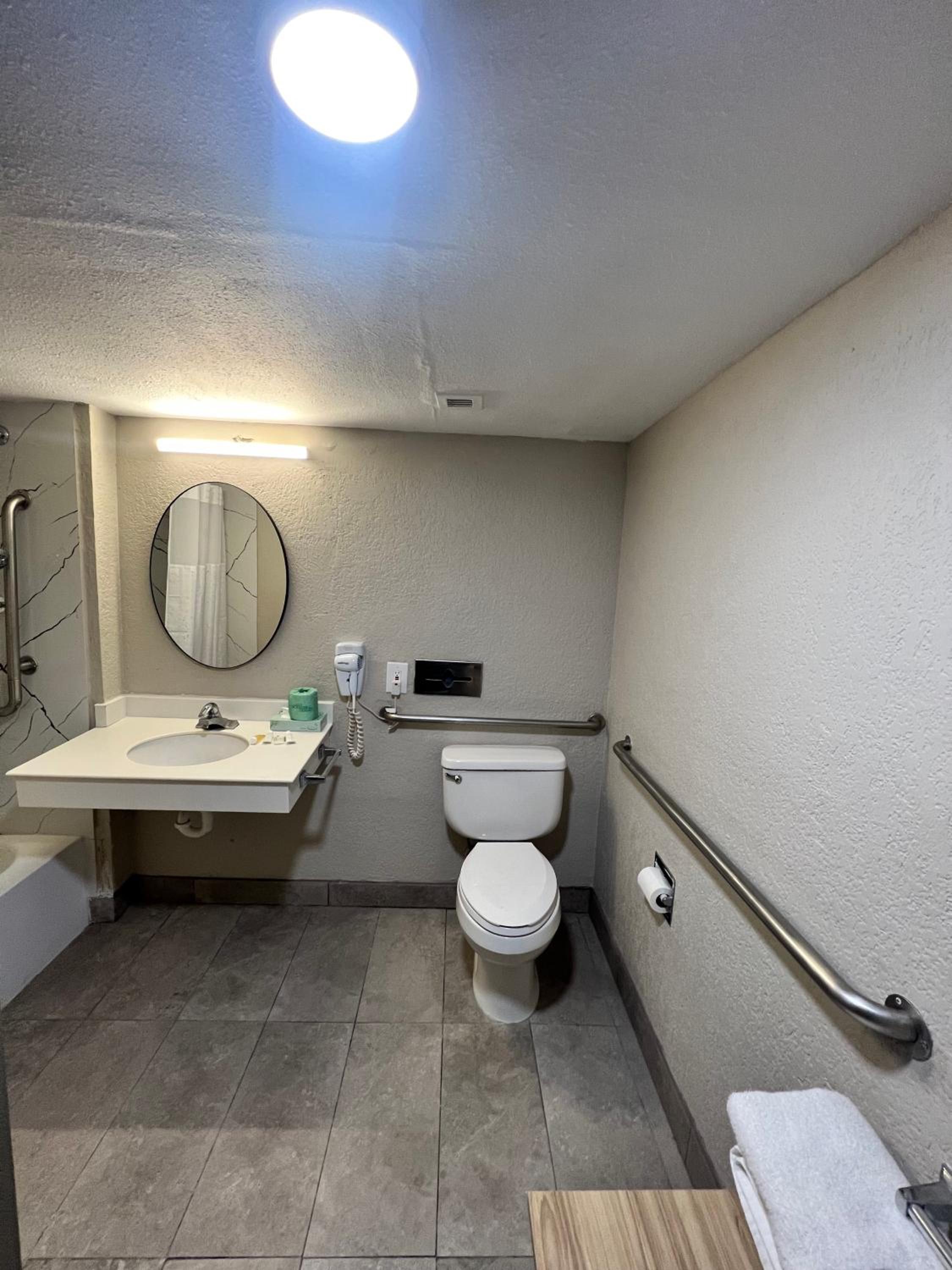 King Room - Mobility Access/Non-Smoking - Photo 14