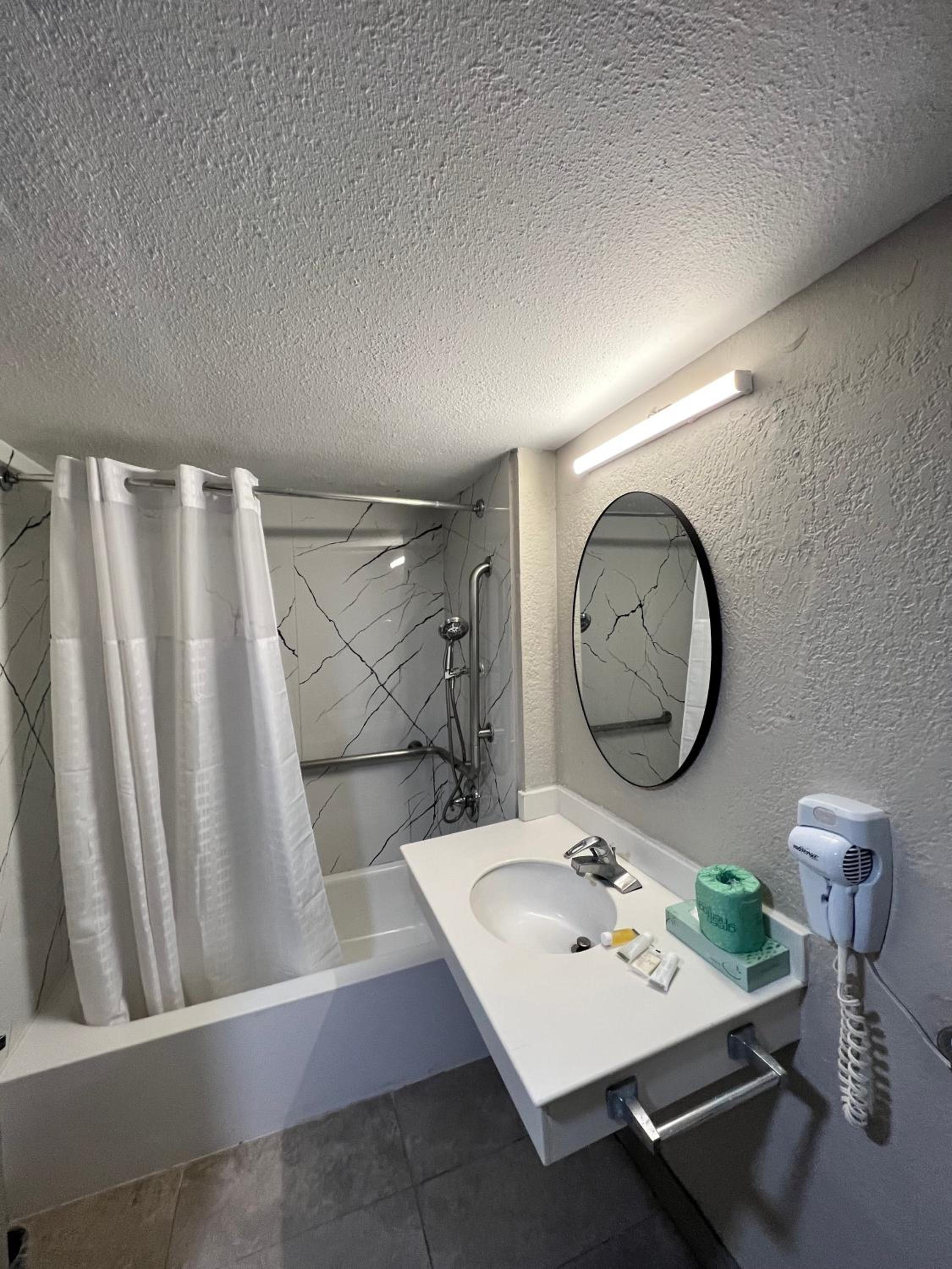 King Room - Mobility Access/Non-Smoking - Photo 13