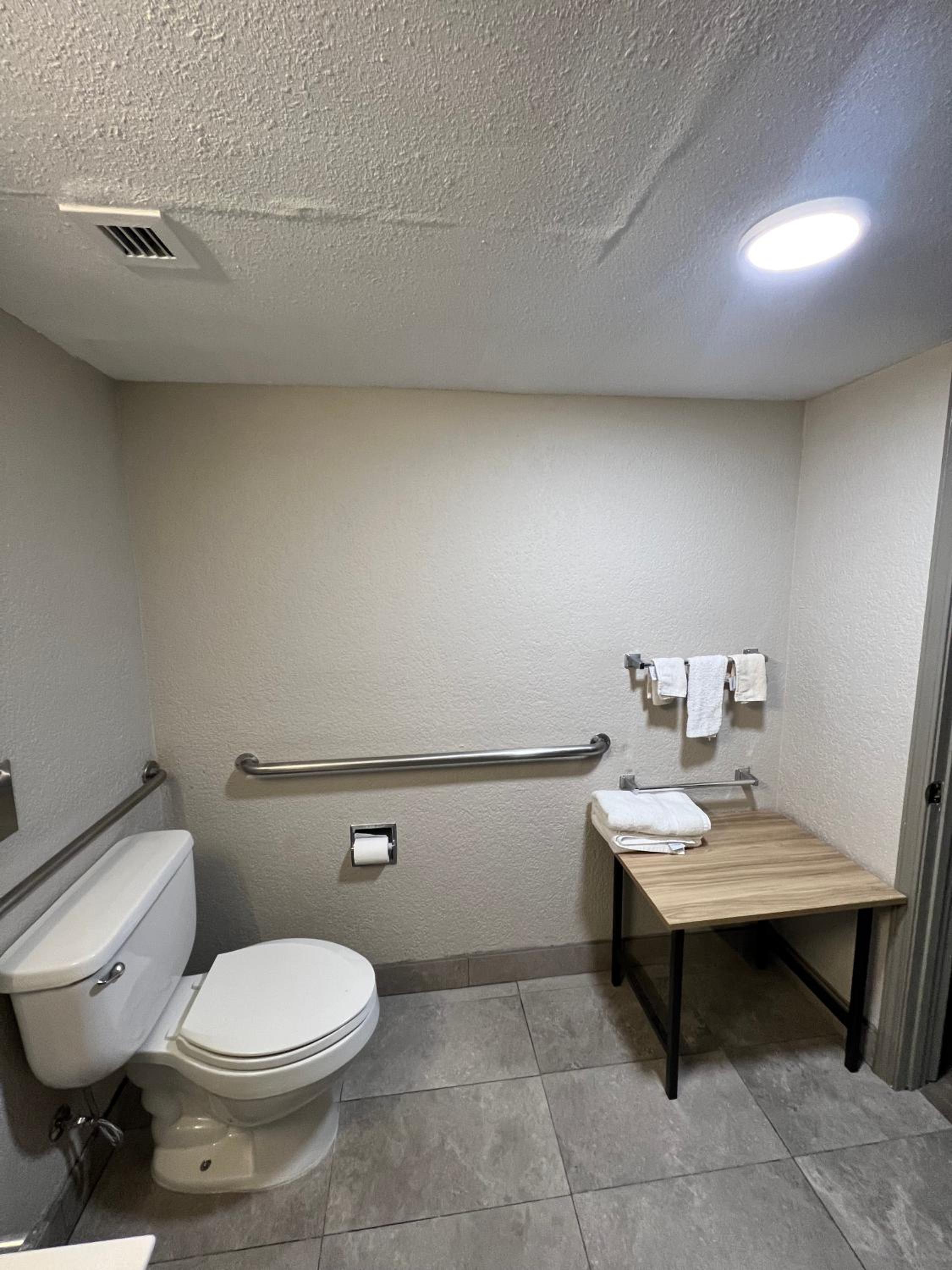 King Room - Mobility Access/Non-Smoking - Photo 12