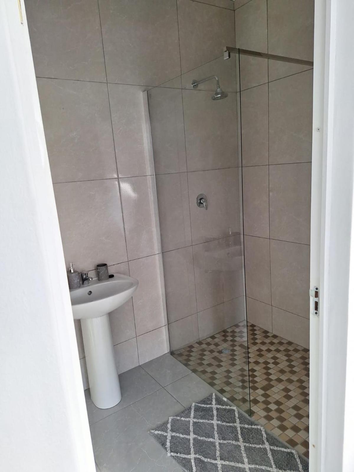 Budget Double Room - Photo 7