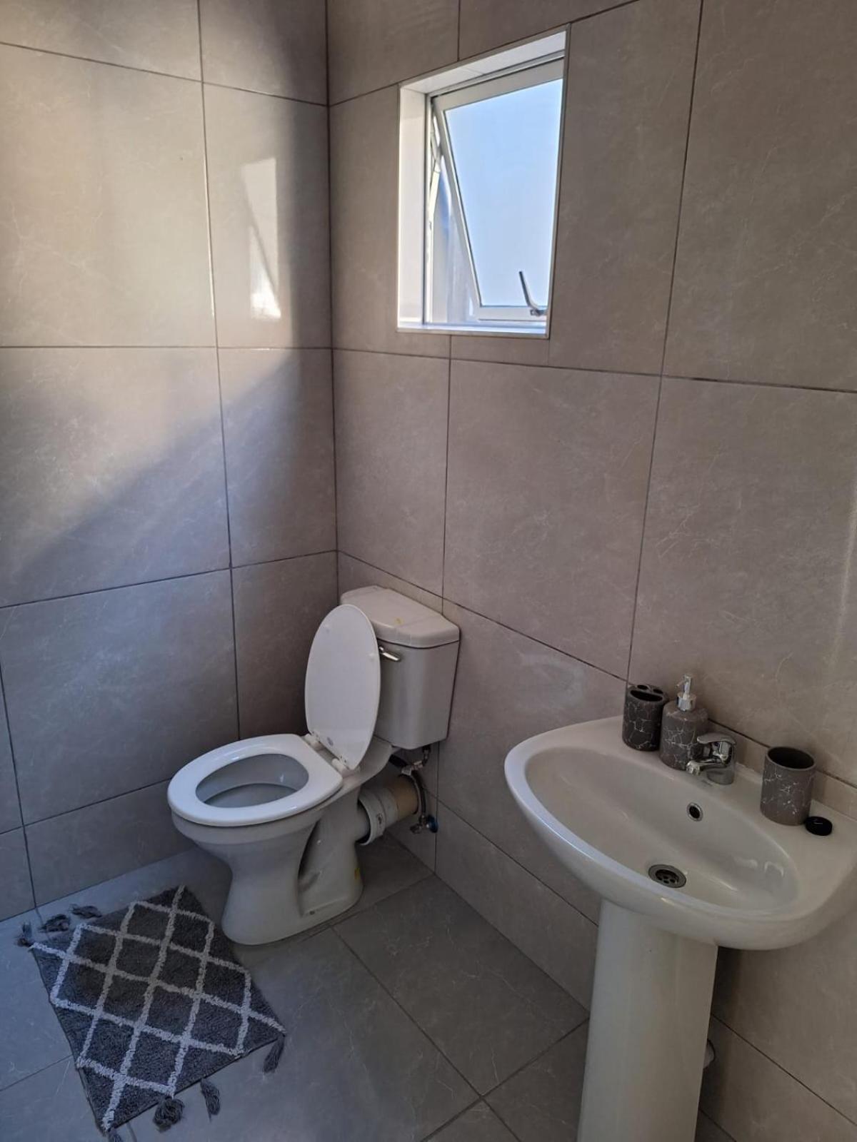 Budget Double Room - Photo 6