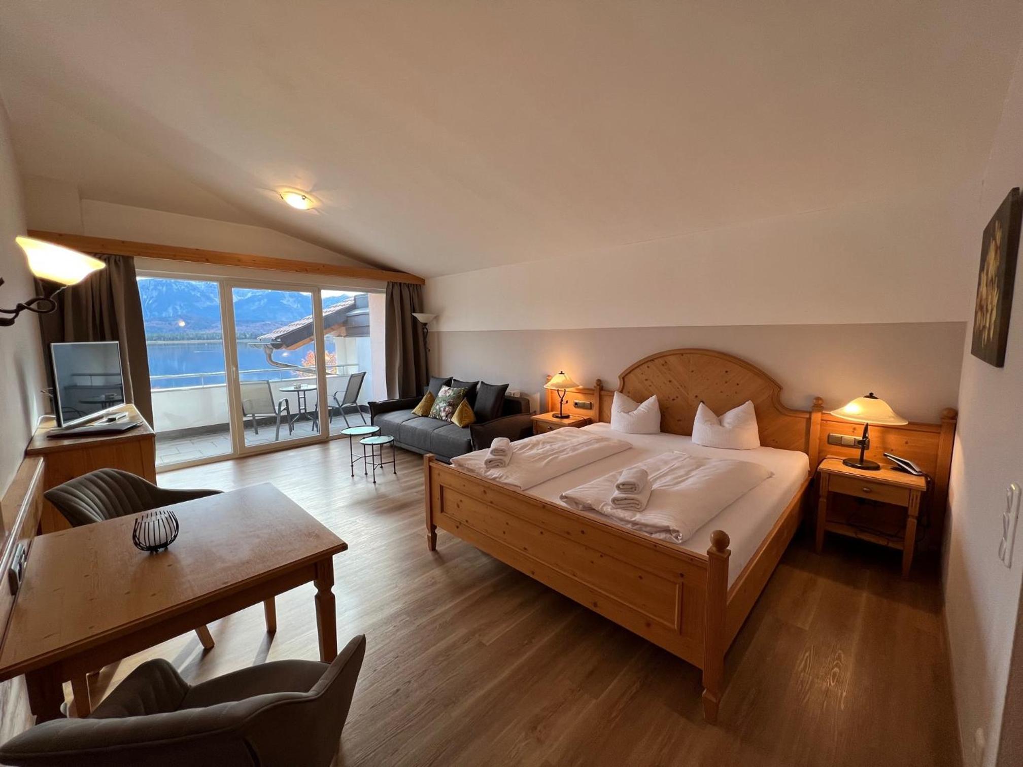 Junior Suite with Lake View - Photo 13