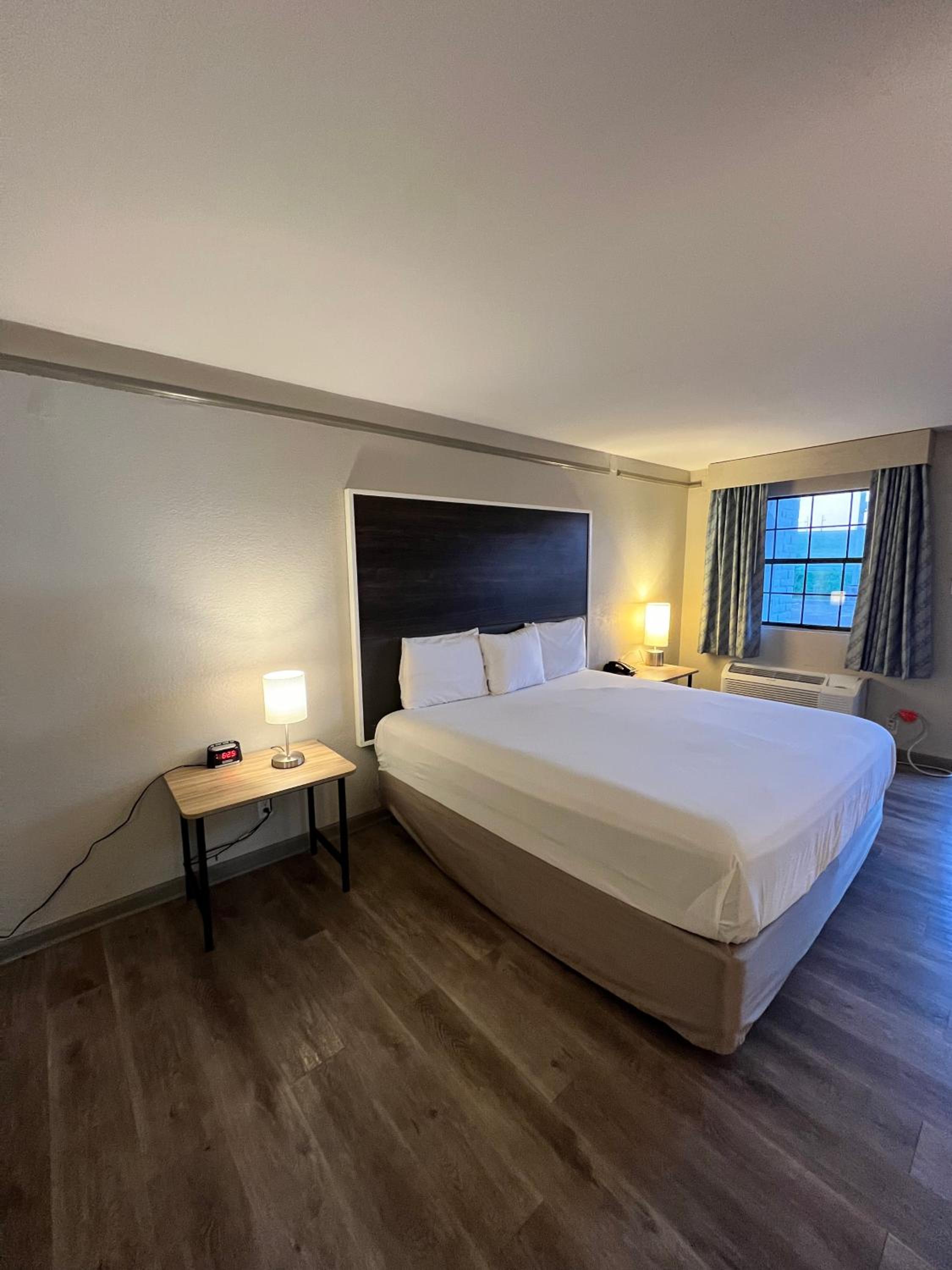 King Room - Non-Smoking - Photo 10
