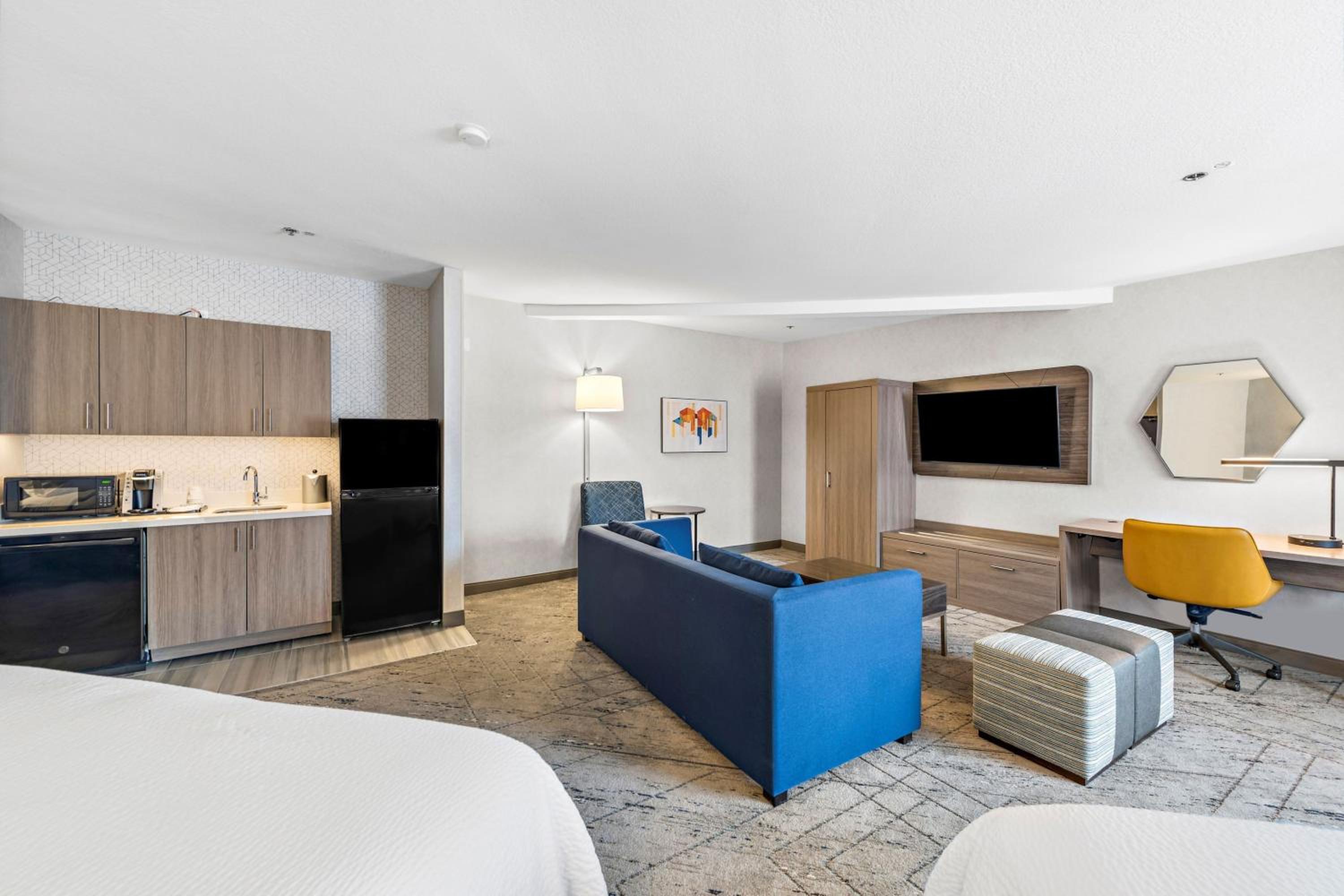 Deluxe Family Suite - Photo 1