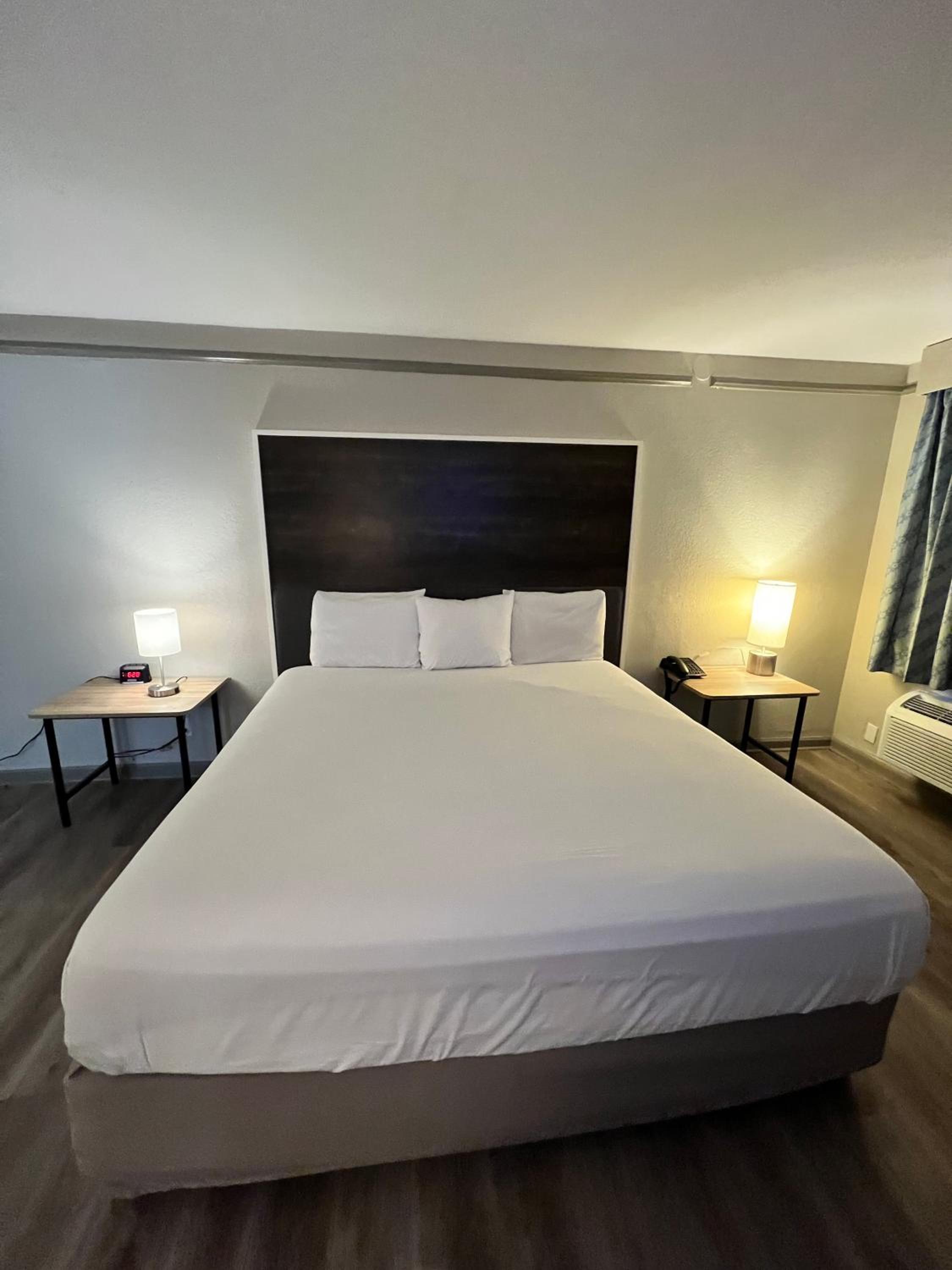 King Room - Non-Smoking - Photo 5