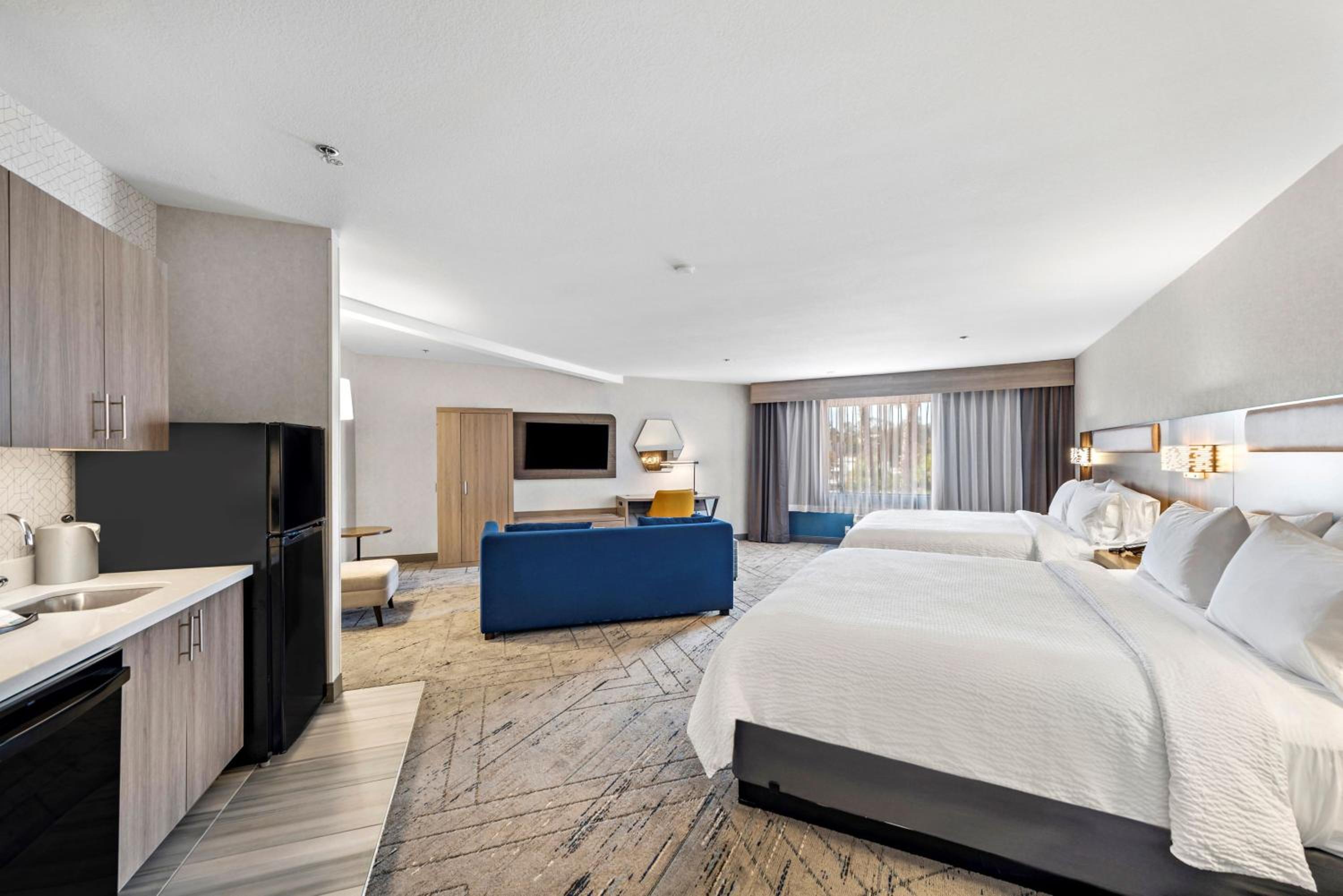 Deluxe Family Suite - Photo 7