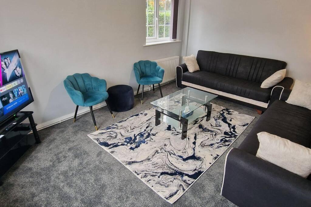 Three-Bedroom House photo 2
