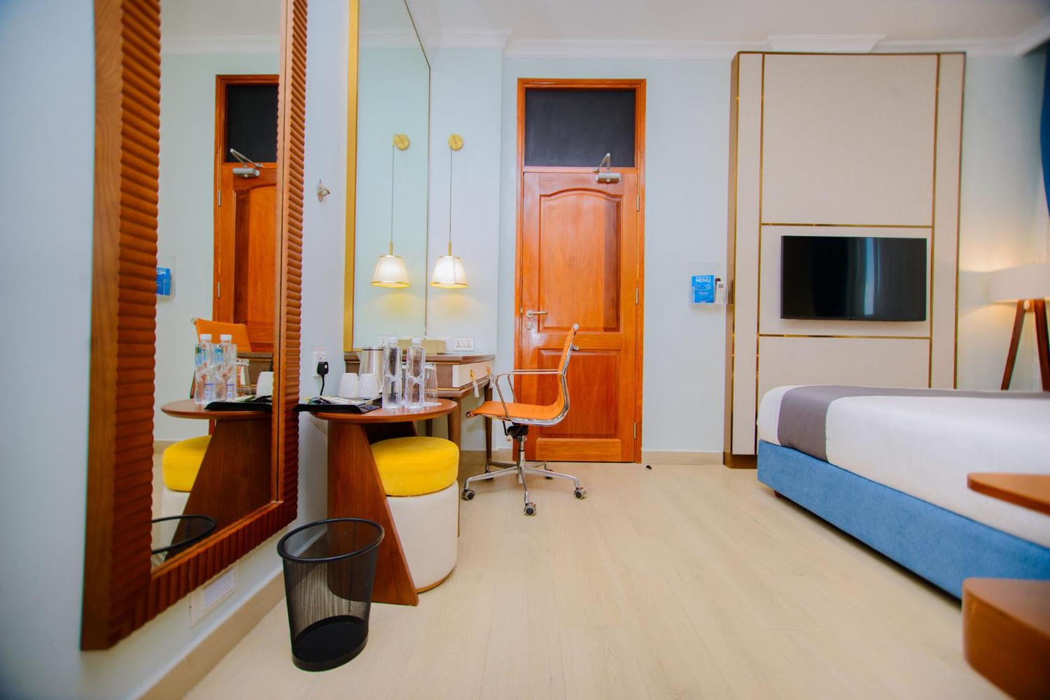 Junior King Suite - Non-Smoking - Photo 1